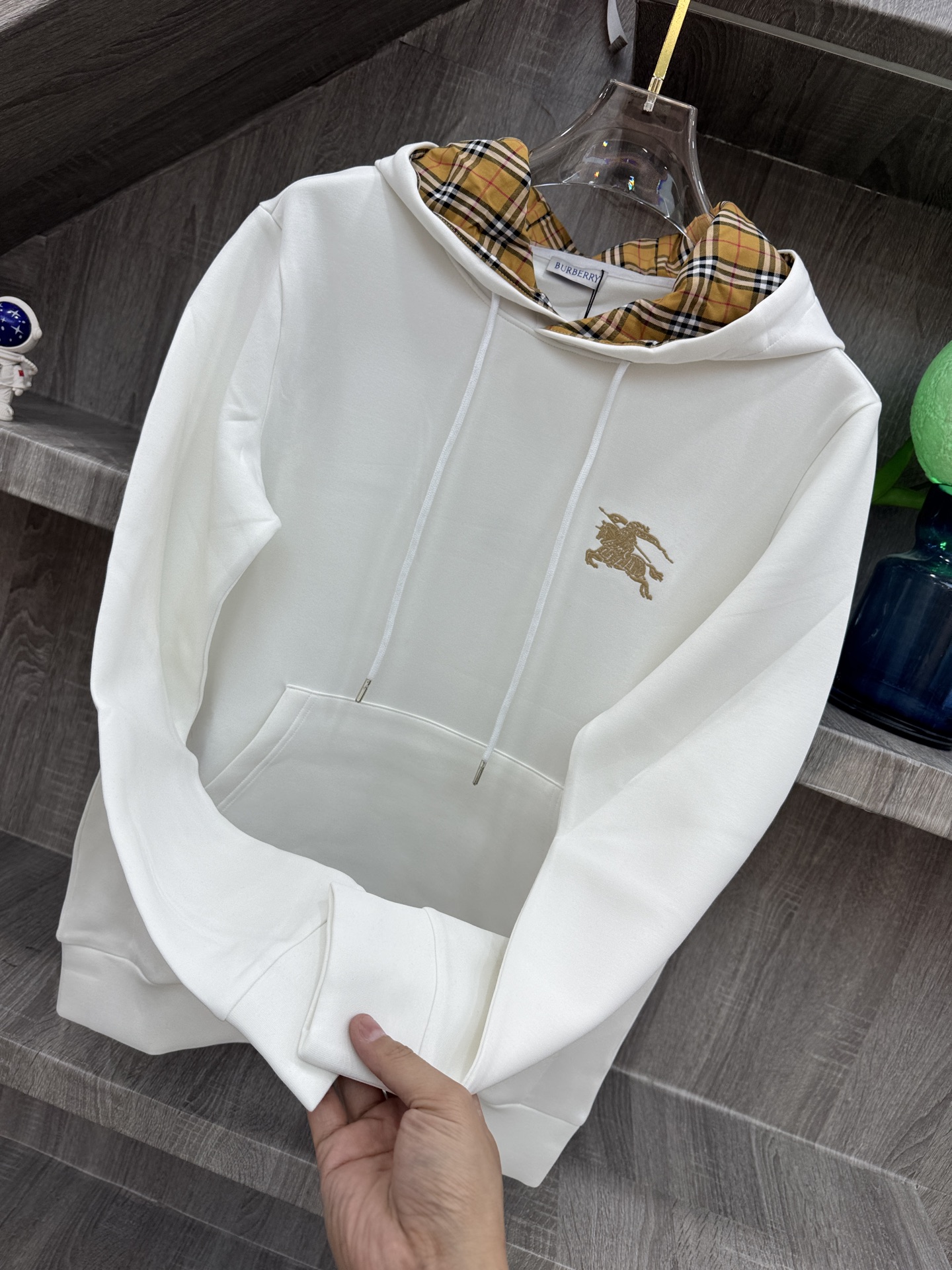 Burberry 巴宝莉 X 2026秋冬新款侧边格纹连帽卫衣,原版五金辅料完整复刻,高品质空气层面料,软糯挺括不易变形 Burberry 巴宝莉 X 2026秋冬新款侧边格纹连帽卫衣,原版五金辅料完整复刻,高品质空气层面料,软糯挺括不易变形