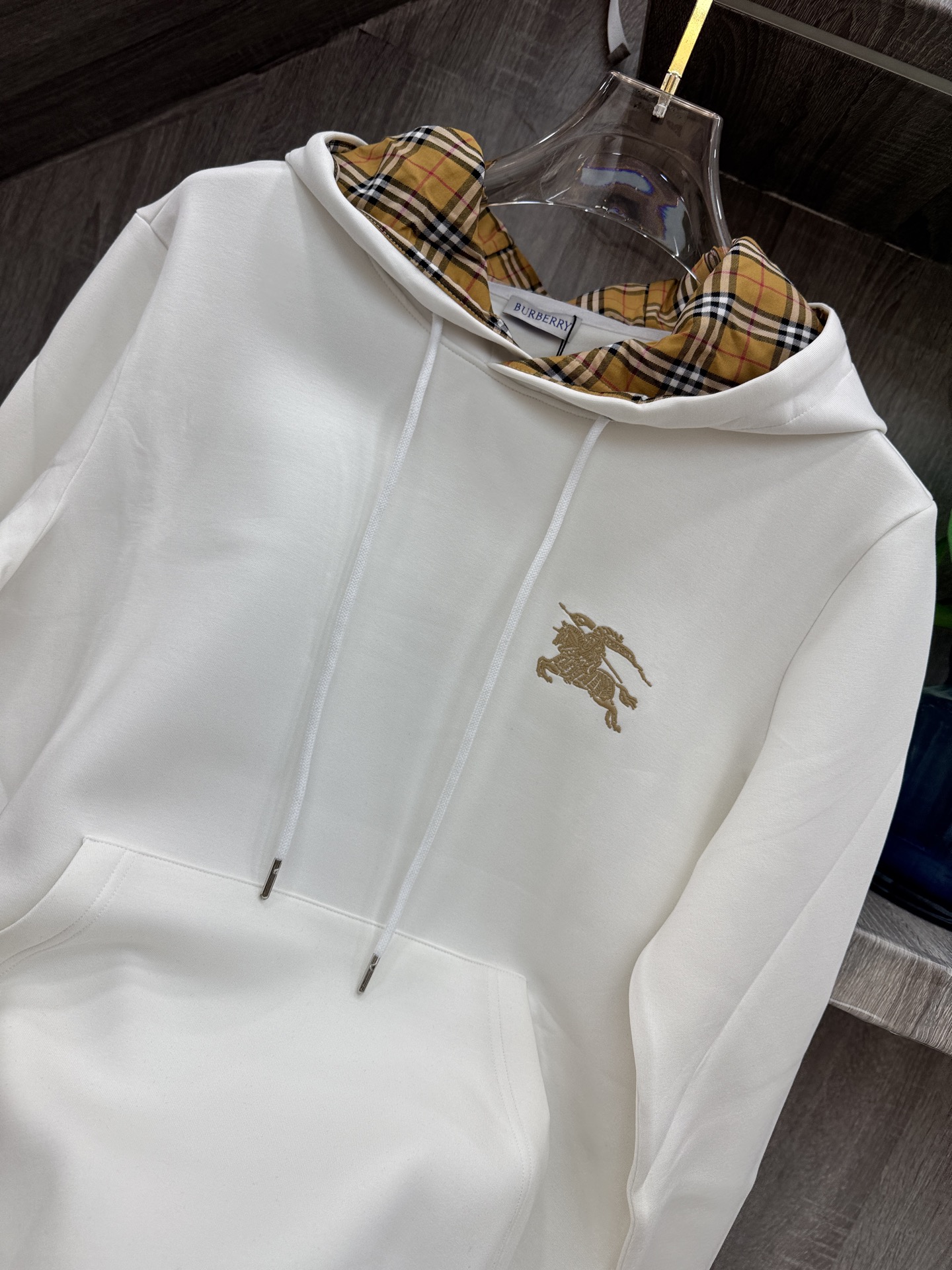 Burberry 巴宝莉 X 2026秋冬新款侧边格纹连帽卫衣,原版五金辅料完整复刻,高品质空气层面料,软糯挺括不易变形 Burberry 巴宝莉 X 2026秋冬新款侧边格纹连帽卫衣,原版五金辅料完整复刻,高品质空气层面料,软糯挺括不易变形