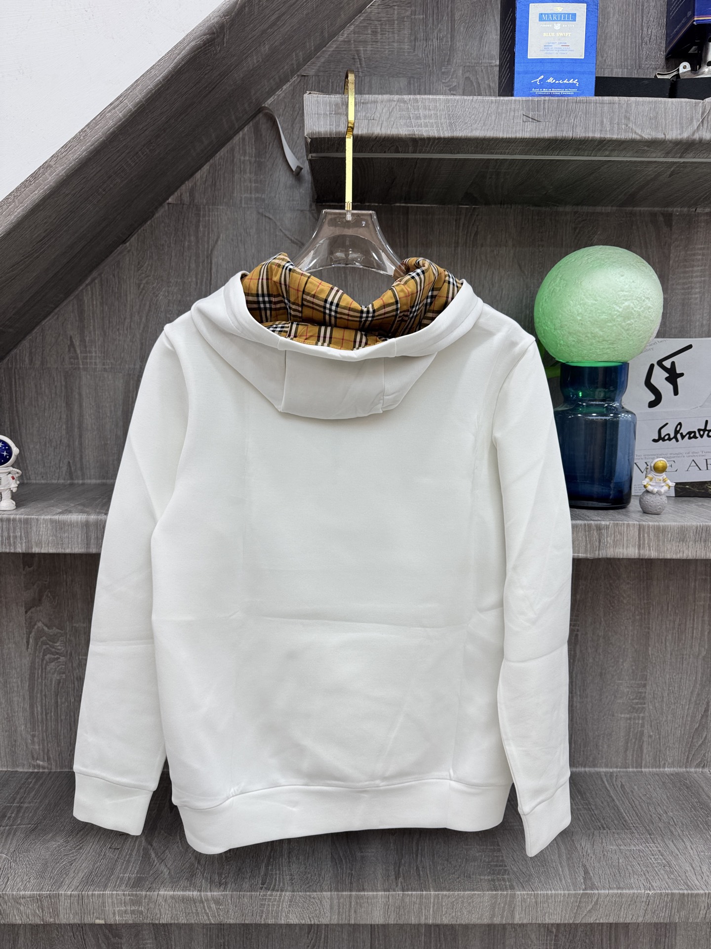 Burberry 巴宝莉 X 2026秋冬新款侧边格纹连帽卫衣,原版五金辅料完整复刻,高品质空气层面料,软糯挺括不易变形 Burberry 巴宝莉 X 2026秋冬新款侧边格纹连帽卫衣,原版五金辅料完整复刻,高品质空气层面料,软糯挺括不易变形