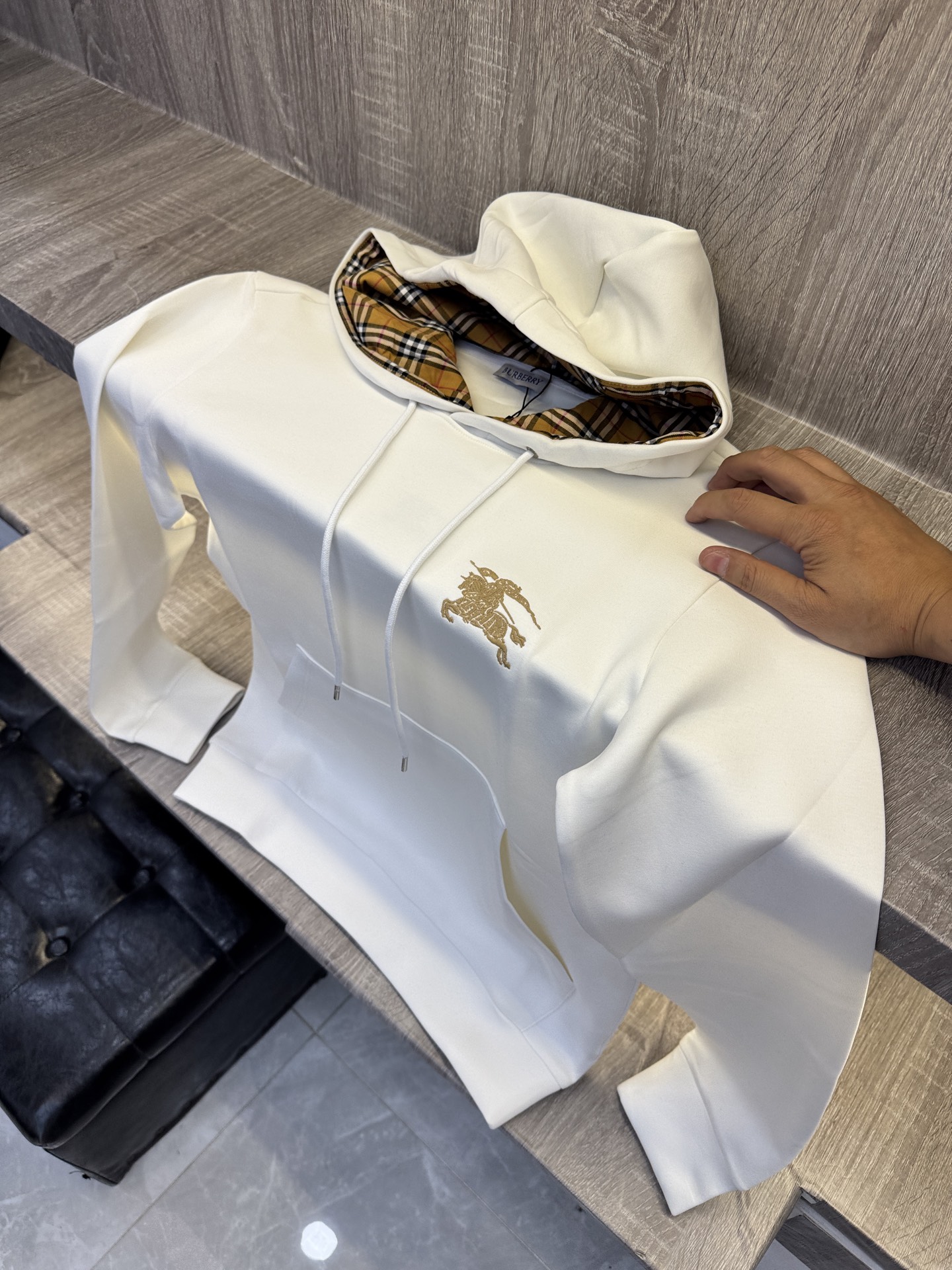 Burberry 巴宝莉 X 2026秋冬新款侧边格纹连帽卫衣,原版五金辅料完整复刻,高品质空气层面料,软糯挺括不易变形 Burberry 巴宝莉 X 2026秋冬新款侧边格纹连帽卫衣,原版五金辅料完整复刻,高品质空气层面料,软糯挺括不易变形