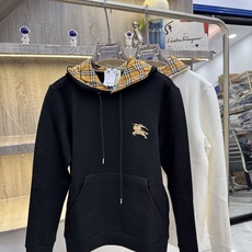 Burberry 巴宝莉 X 2026秋冬新款侧边格纹连帽卫衣,原版五金辅料完整复刻,高品质空气层面料,软糯挺括不易变形 Burberry 巴宝莉 X 2026秋冬新款侧边格纹连帽卫衣,原版五金辅料完整复刻,高品质空气层面料,软糯挺括不易变形