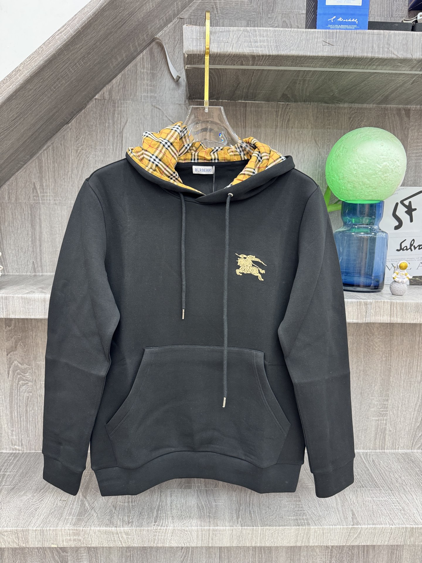 Burberry 巴宝莉 X 2026秋冬新款侧边格纹连帽卫衣,原版五金辅料完整复刻,高品质空气层面料,软糯挺括不易变形 Burberry 巴宝莉 X 2026秋冬新款侧边格纹连帽卫衣,原版五金辅料完整复刻,高品质空气层面料,软糯挺括不易变形