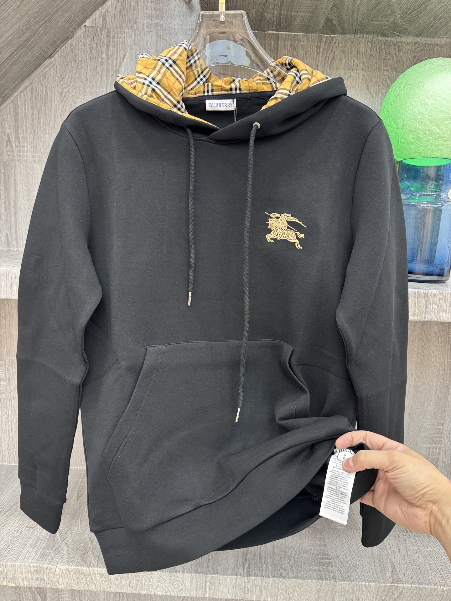 Burberry 巴宝莉 X 2026秋冬新款侧边格纹连帽卫衣,原版五金辅料完整复刻,高品质空气层面料,软糯挺括不易变形 Burberry 巴宝莉 X 2026秋冬新款侧边格纹连帽卫衣,原版五金辅料完整复刻,高品质空气层面料,软糯挺括不易变形