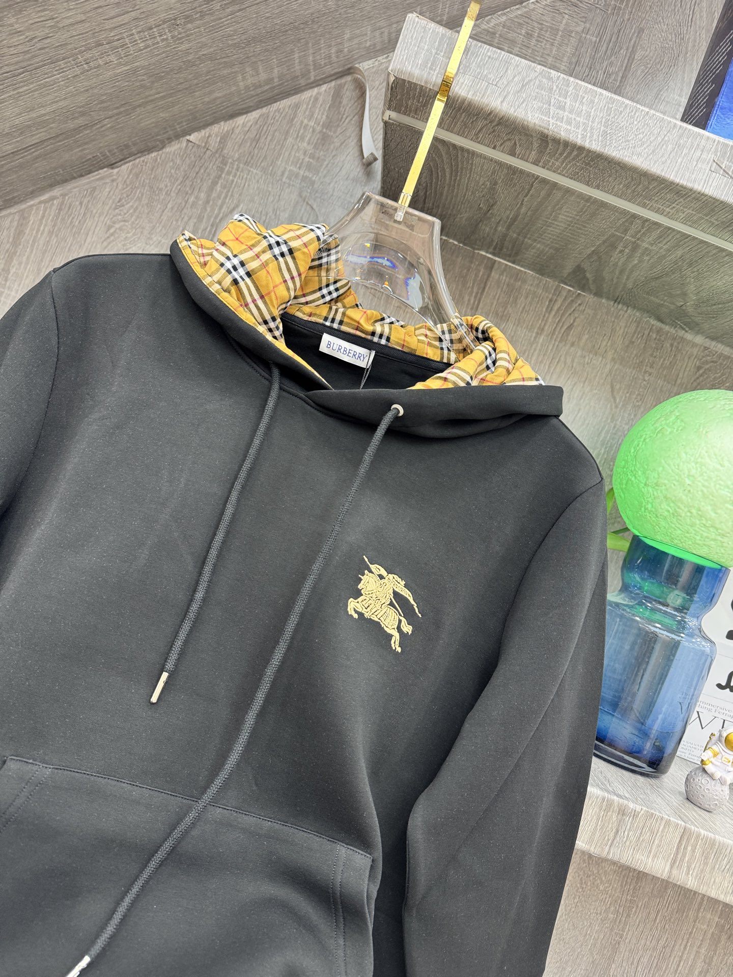 Burberry 巴宝莉 X 2026秋冬新款侧边格纹连帽卫衣,原版五金辅料完整复刻,高品质空气层面料,软糯挺括不易变形 Burberry 巴宝莉 X 2026秋冬新款侧边格纹连帽卫衣,原版五金辅料完整复刻,高品质空气层面料,软糯挺括不易变形