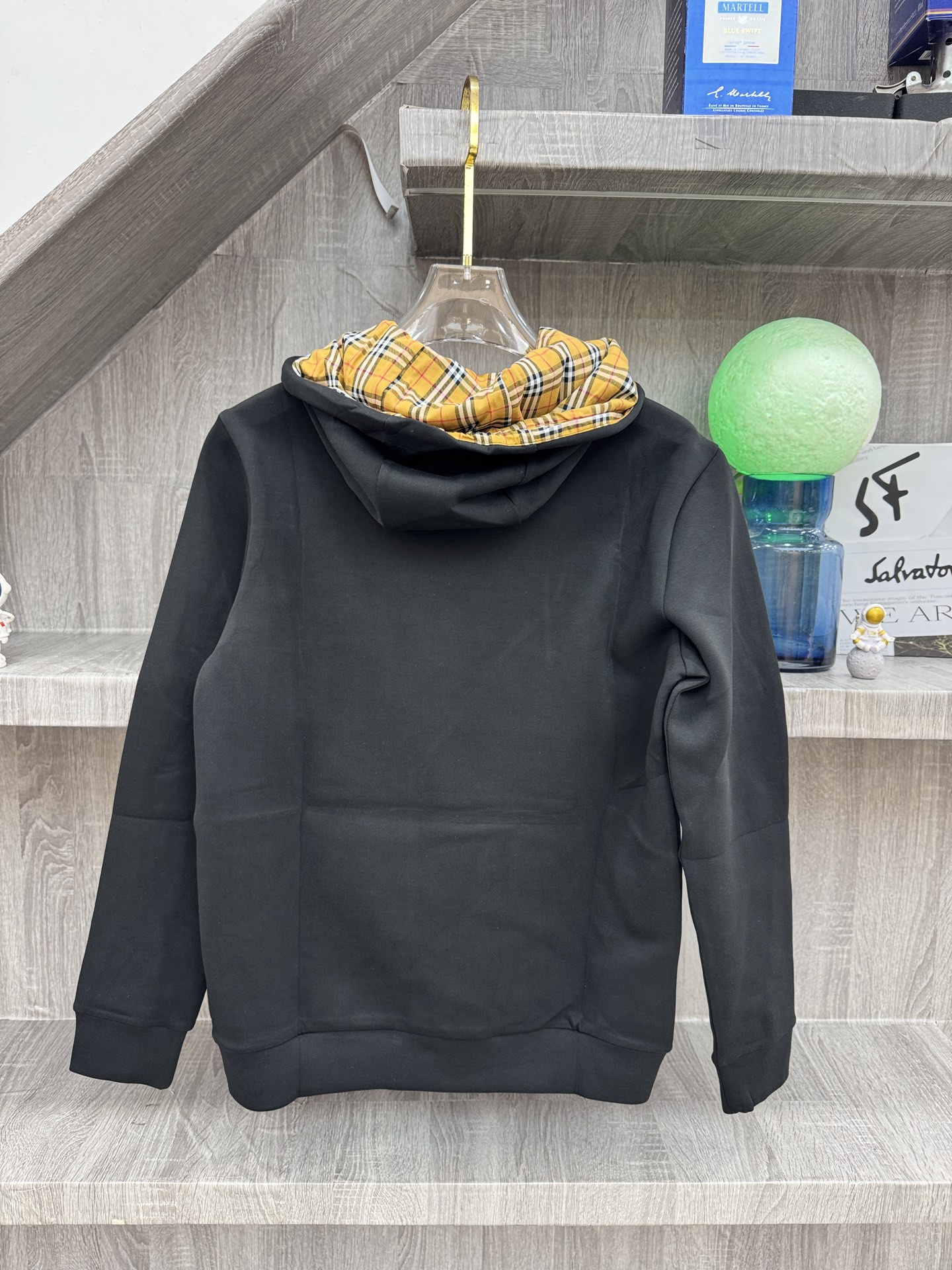 Burberry 巴宝莉 X 2026秋冬新款侧边格纹连帽卫衣,原版五金辅料完整复刻,高品质空气层面料,软糯挺括不易变形 Burberry 巴宝莉 X 2026秋冬新款侧边格纹连帽卫衣,原版五金辅料完整复刻,高品质空气层面料,软糯挺括不易变形