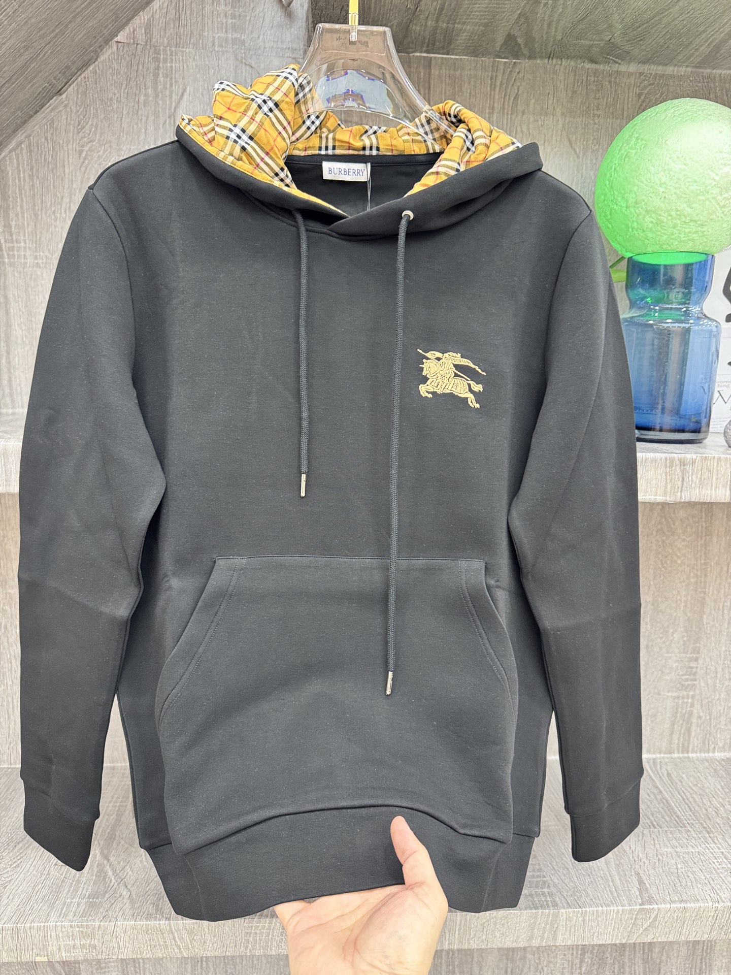 Burberry 巴宝莉 X 2026秋冬新款侧边格纹连帽卫衣,原版五金辅料完整复刻,高品质空气层面料,软糯挺括不易变形 Burberry 巴宝莉 X 2026秋冬新款侧边格纹连帽卫衣,原版五金辅料完整复刻,高品质空气层面料,软糯挺括不易变形