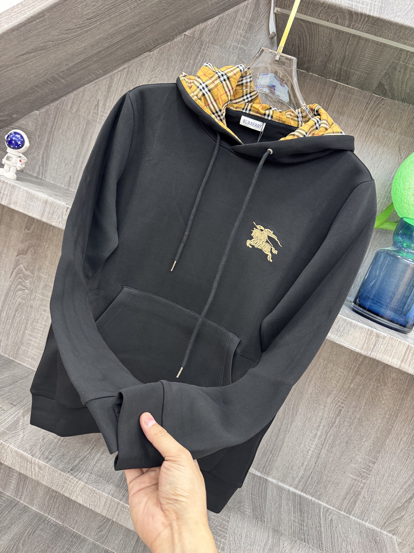 Burberry 巴宝莉 X 2026秋冬新款侧边格纹连帽卫衣,原版五金辅料完整复刻,高品质空气层面料,软糯挺括不易变形 Burberry 巴宝莉 X 2026秋冬新款侧边格纹连帽卫衣,原版五金辅料完整复刻,高品质空气层面料,软糯挺括不易变形
