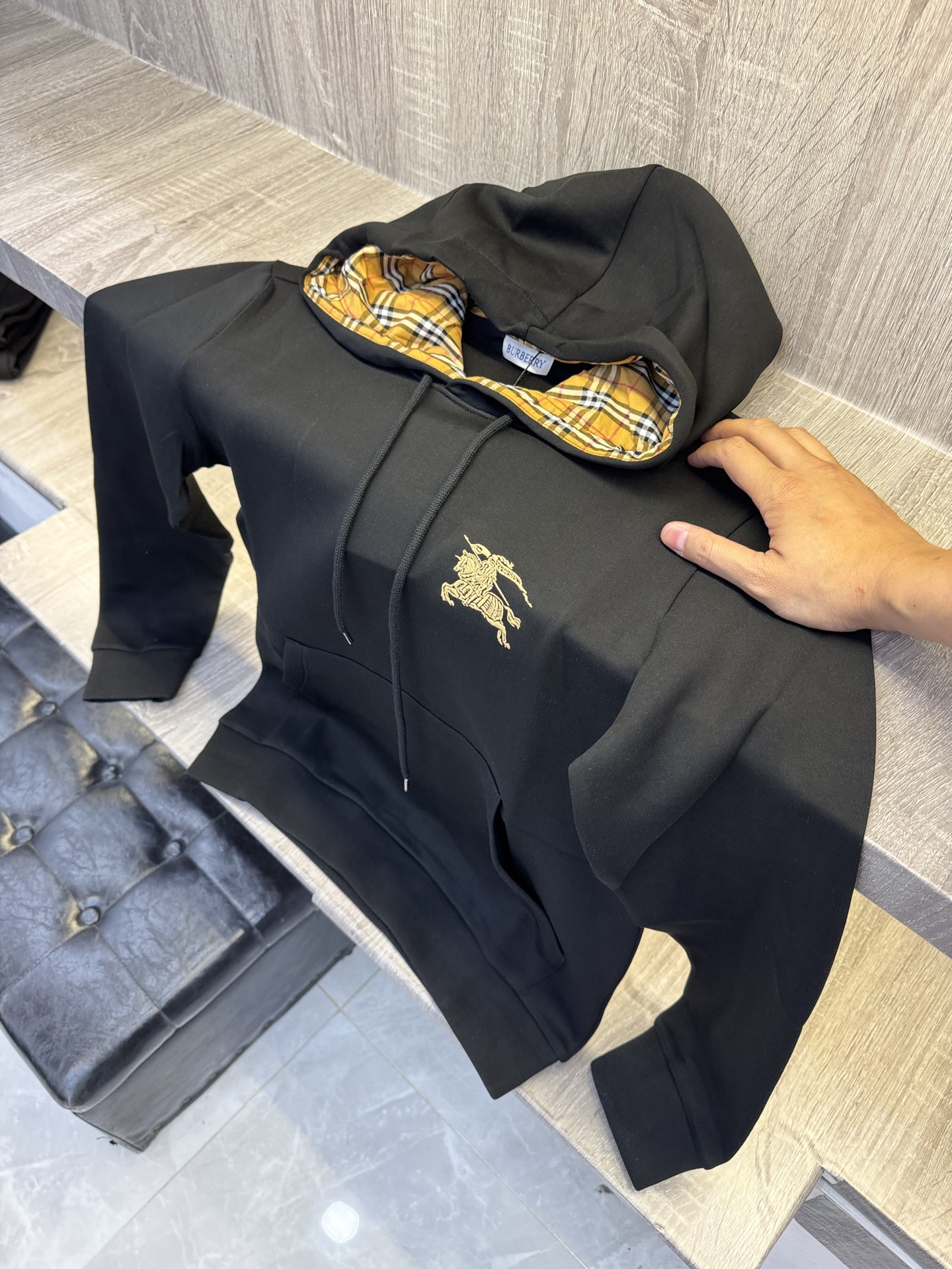 Burberry 巴宝莉 X 2026秋冬新款侧边格纹连帽卫衣,原版五金辅料完整复刻,高品质空气层面料,软糯挺括不易变形 Burberry 巴宝莉 X 2026秋冬新款侧边格纹连帽卫衣,原版五金辅料完整复刻,高品质空气层面料,软糯挺括不易变形