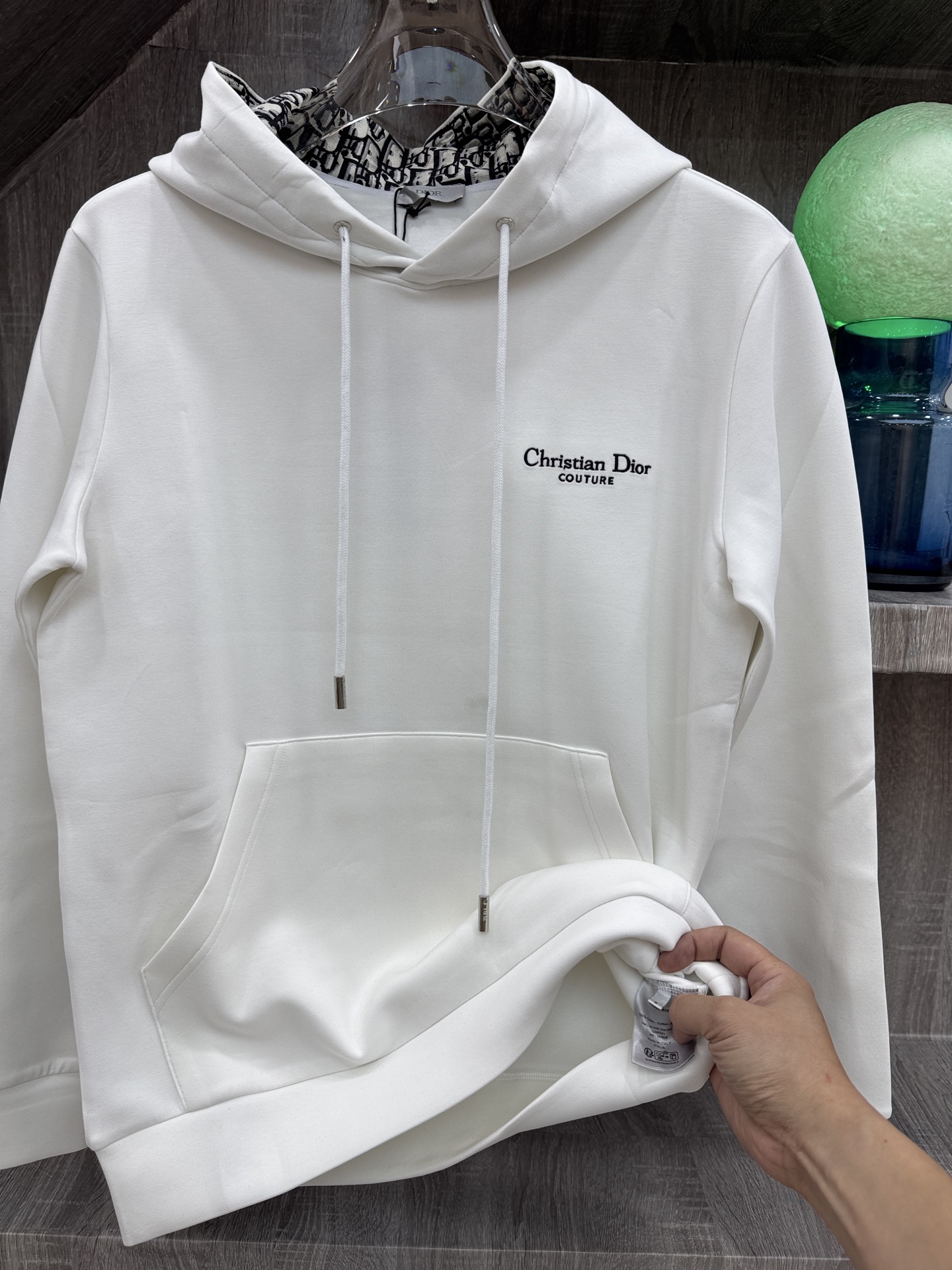 CD迪澳🔈X 2026秋冬新款连帽卫衣🆕🆕🆕原版五金辅料完整复刻‼️高品质空气层面料,软糯挺括不易变形,剪裁宽松不挑身形 CD迪澳🔈X 2026秋冬新款连帽卫衣🆕🆕🆕原版五金辅料完整复刻‼️高品质空气层面料,软糯挺括不易变形,剪裁宽松不挑身形
