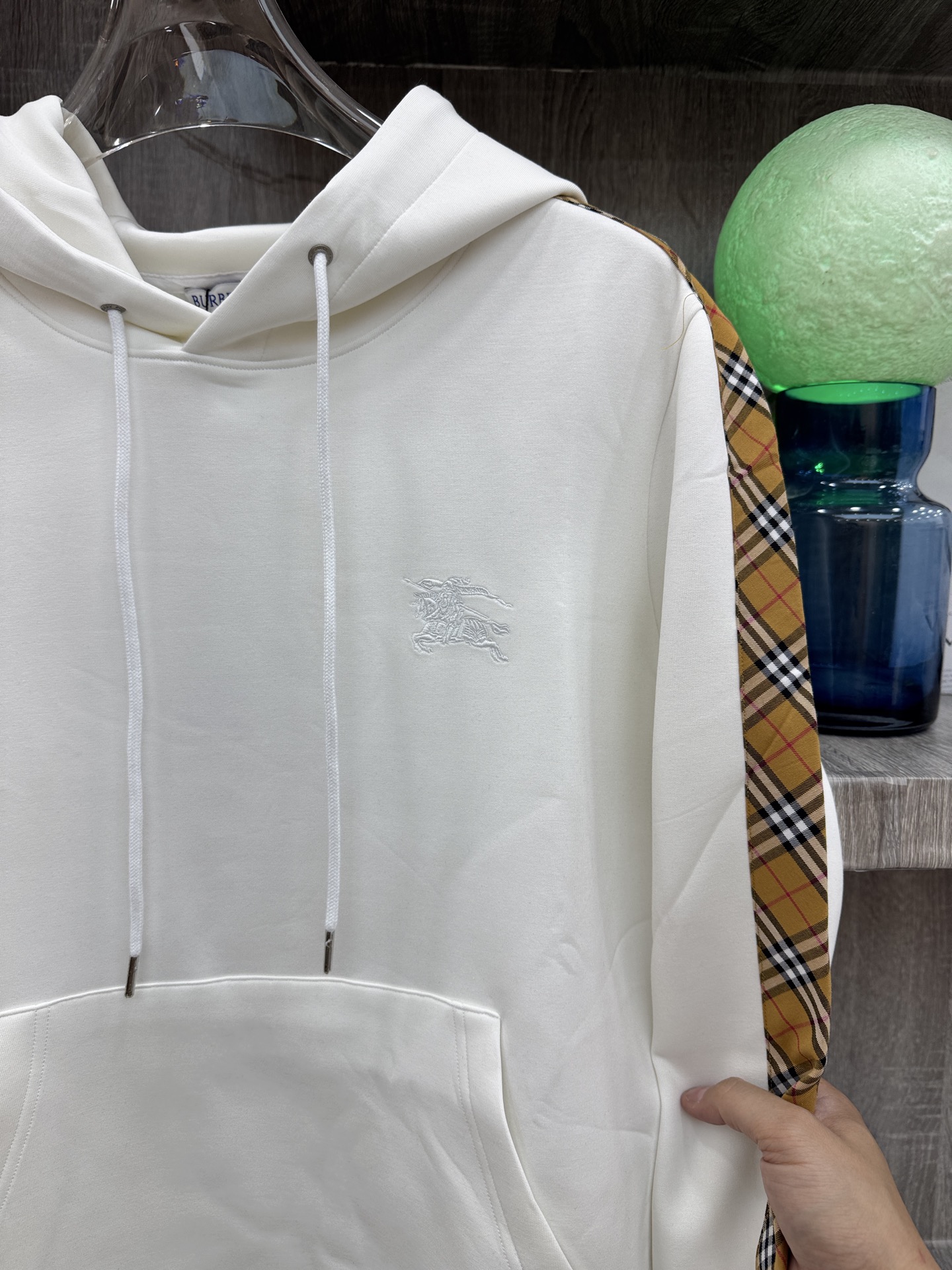 Burberry 巴宝莉 X 2026秋冬新款侧边格纹连帽卫衣,原版五金辅料完整复刻,高品质空气层面料,软糯挺括不易变形 Burberry 巴宝莉 X 2026秋冬新款侧边格纹连帽卫衣,原版五金辅料完整复刻,高品质空气层面料,软糯挺括不易变形