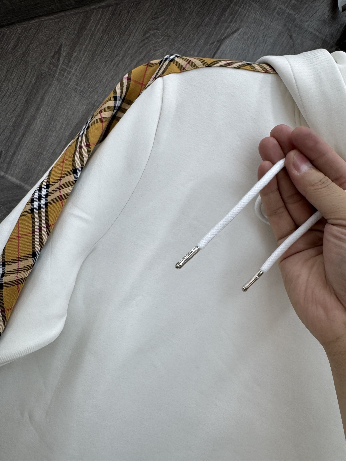 Burberry 巴宝莉 X 2026秋冬新款侧边格纹连帽卫衣,原版五金辅料完整复刻,高品质空气层面料,软糯挺括不易变形 Burberry 巴宝莉 X 2026秋冬新款侧边格纹连帽卫衣,原版五金辅料完整复刻,高品质空气层面料,软糯挺括不易变形