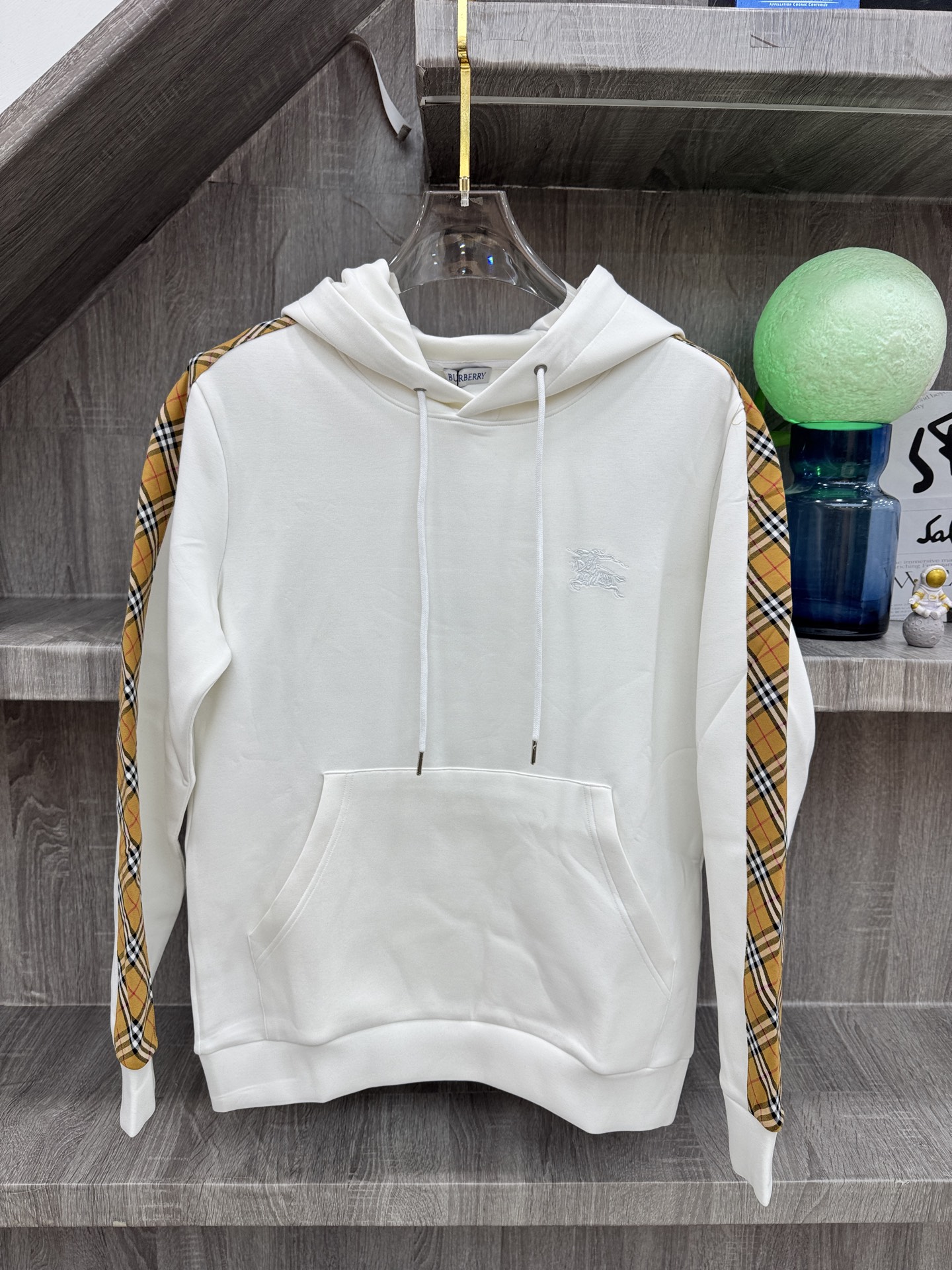 Burberry 巴宝莉 X 2026秋冬新款侧边格纹连帽卫衣,原版五金辅料完整复刻,高品质空气层面料,软糯挺括不易变形 Burberry 巴宝莉 X 2026秋冬新款侧边格纹连帽卫衣,原版五金辅料完整复刻,高品质空气层面料,软糯挺括不易变形