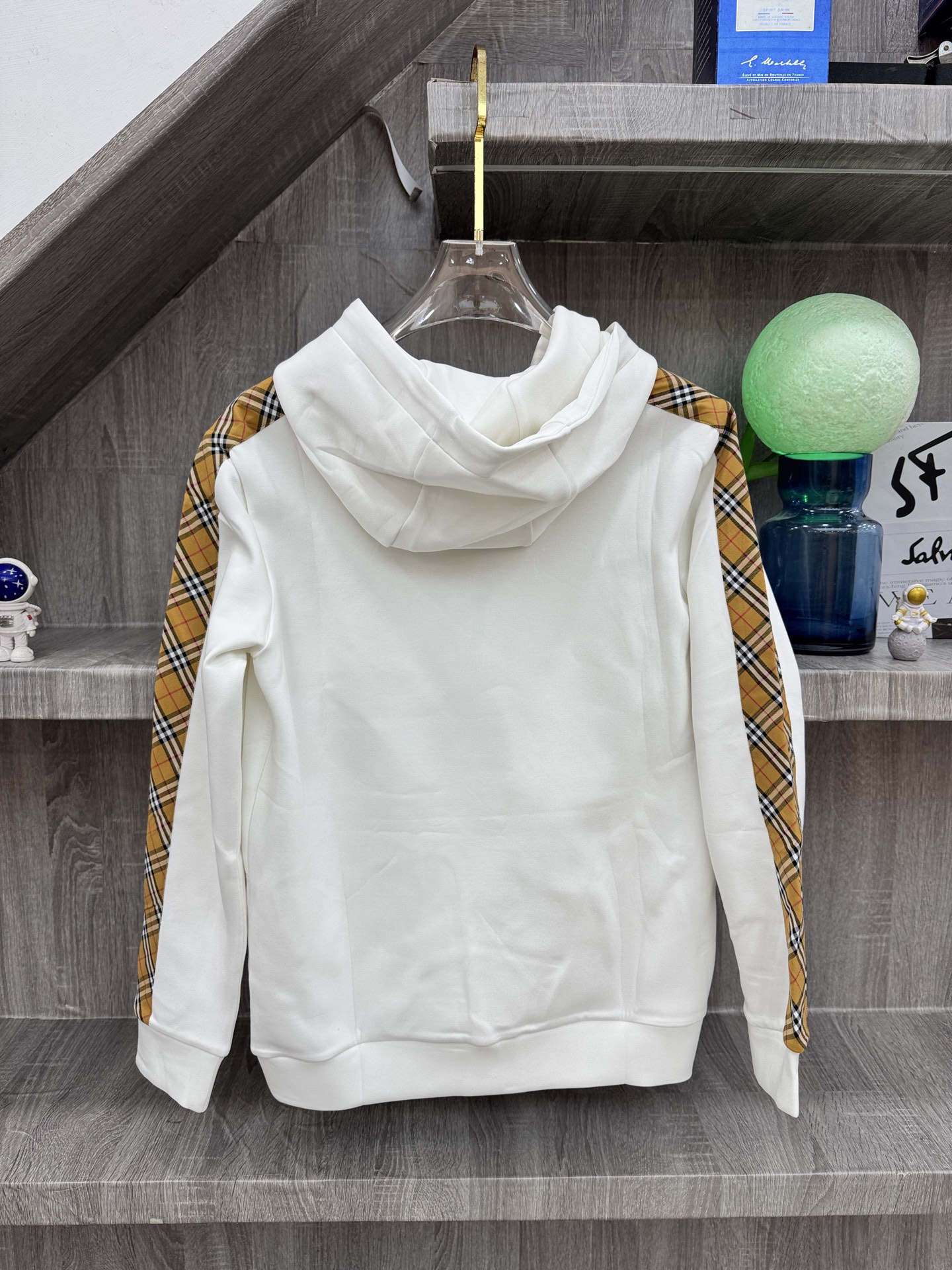 Burberry 巴宝莉 X 2026秋冬新款侧边格纹连帽卫衣,原版五金辅料完整复刻,高品质空气层面料,软糯挺括不易变形 Burberry 巴宝莉 X 2026秋冬新款侧边格纹连帽卫衣,原版五金辅料完整复刻,高品质空气层面料,软糯挺括不易变形