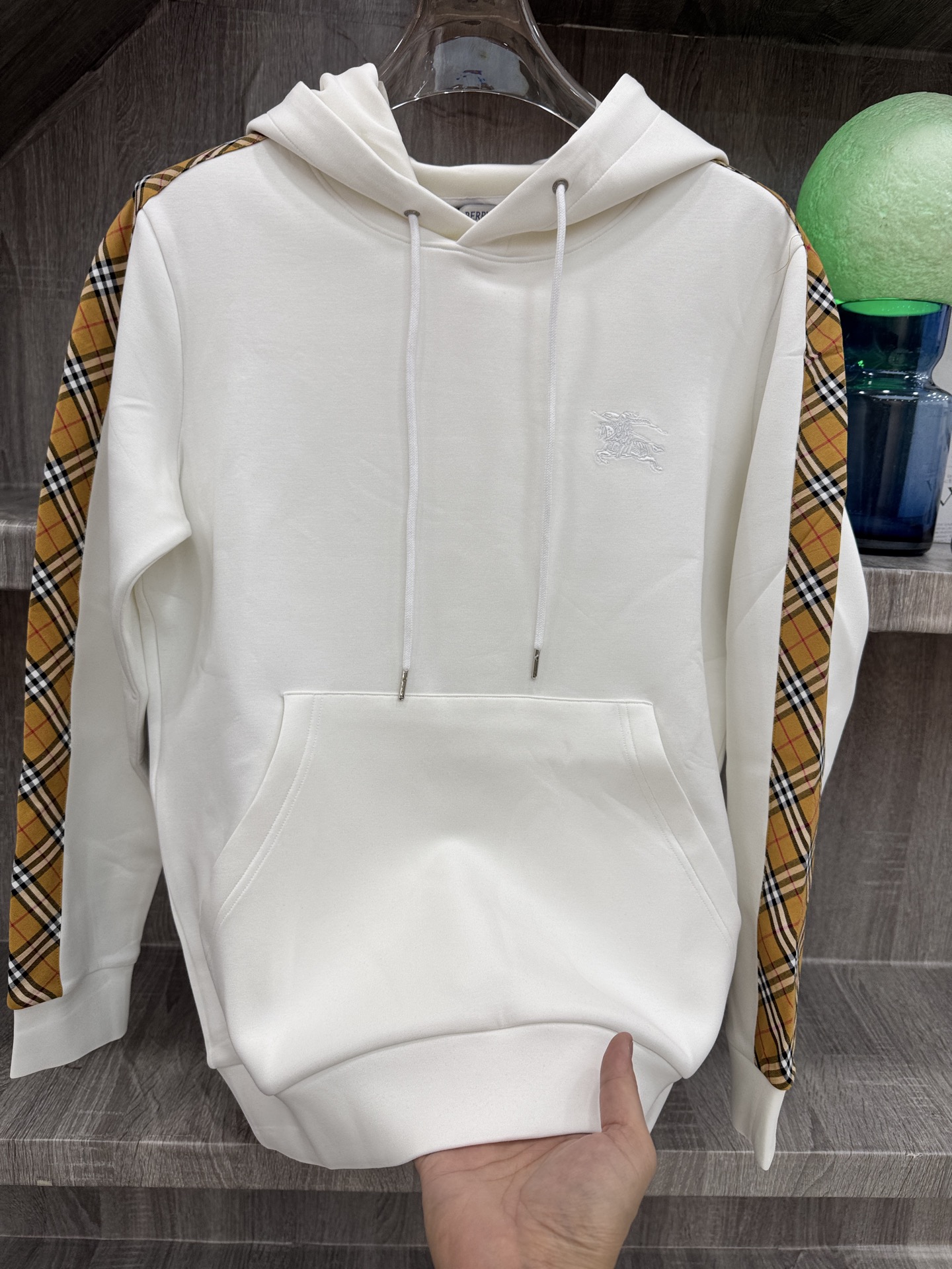 Burberry 巴宝莉 X 2026秋冬新款侧边格纹连帽卫衣,原版五金辅料完整复刻,高品质空气层面料,软糯挺括不易变形 Burberry 巴宝莉 X 2026秋冬新款侧边格纹连帽卫衣,原版五金辅料完整复刻,高品质空气层面料,软糯挺括不易变形