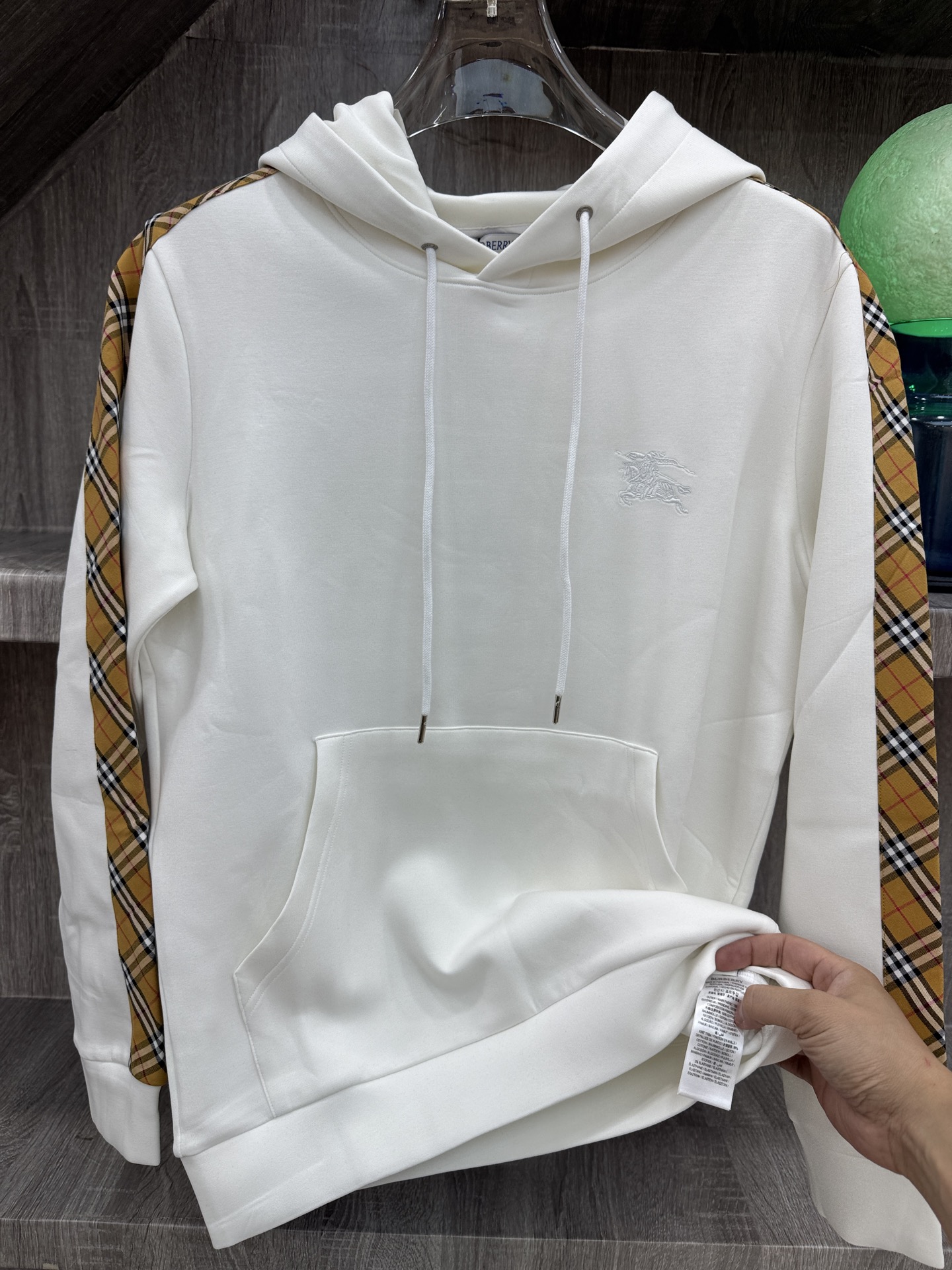 Burberry 巴宝莉 X 2026秋冬新款侧边格纹连帽卫衣,原版五金辅料完整复刻,高品质空气层面料,软糯挺括不易变形 Burberry 巴宝莉 X 2026秋冬新款侧边格纹连帽卫衣,原版五金辅料完整复刻,高品质空气层面料,软糯挺括不易变形