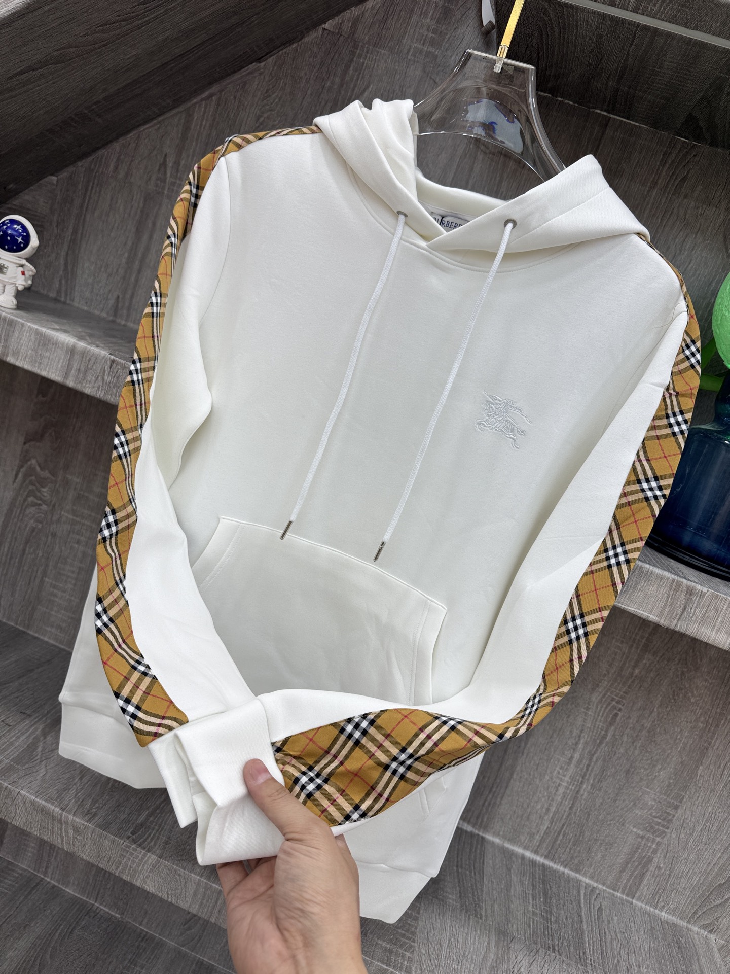 Burberry 巴宝莉 X 2026秋冬新款侧边格纹连帽卫衣,原版五金辅料完整复刻,高品质空气层面料,软糯挺括不易变形 Burberry 巴宝莉 X 2026秋冬新款侧边格纹连帽卫衣,原版五金辅料完整复刻,高品质空气层面料,软糯挺括不易变形