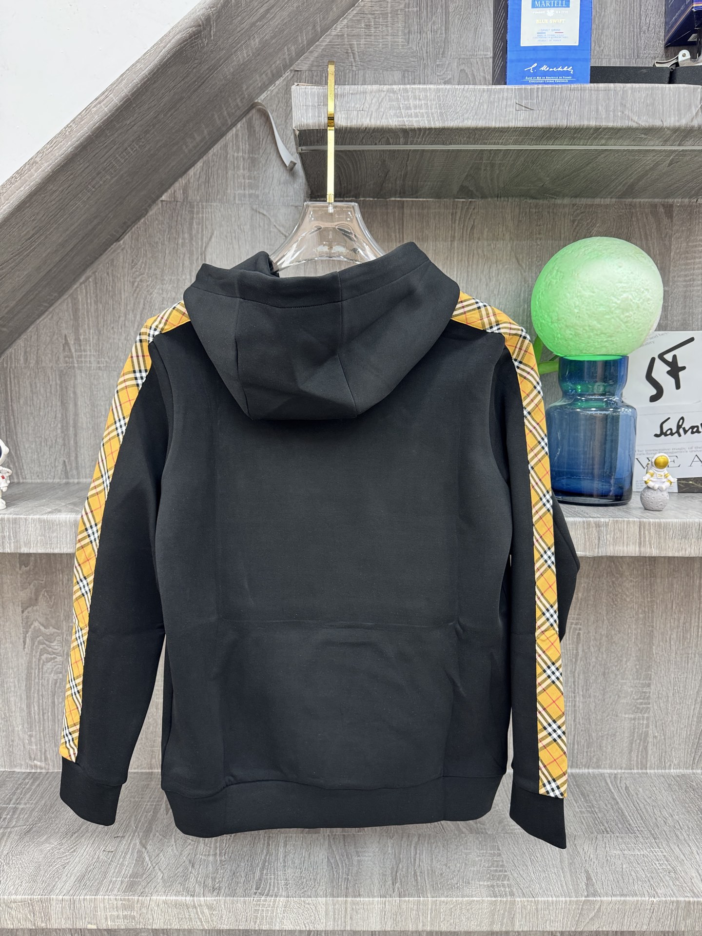 Burberry 巴宝莉 X 2026秋冬新款侧边格纹连帽卫衣,原版五金辅料完整复刻,高品质空气层面料,软糯挺括不易变形 Burberry 巴宝莉 X 2026秋冬新款侧边格纹连帽卫衣,原版五金辅料完整复刻,高品质空气层面料,软糯挺括不易变形