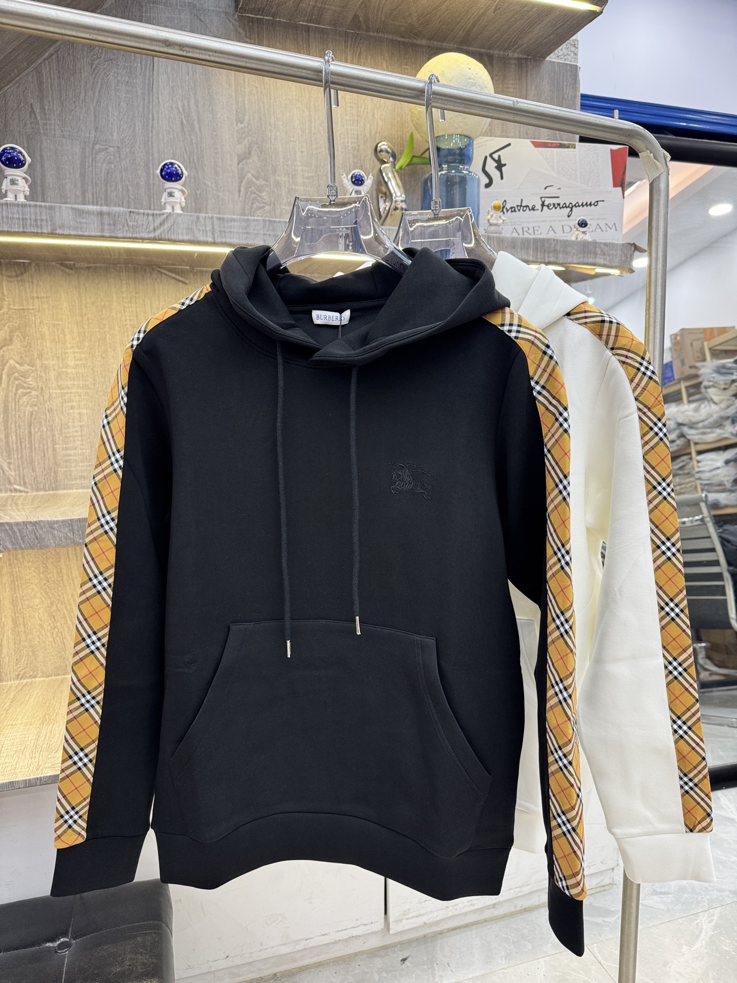 Burberry 巴宝莉 X 2026秋冬新款侧边格纹连帽卫衣,原版五金辅料完整复刻,高品质空气层面料,软糯挺括不易变形 Burberry 巴宝莉 X 2026秋冬新款侧边格纹连帽卫衣,原版五金辅料完整复刻,高品质空气层面料,软糯挺括不易变形