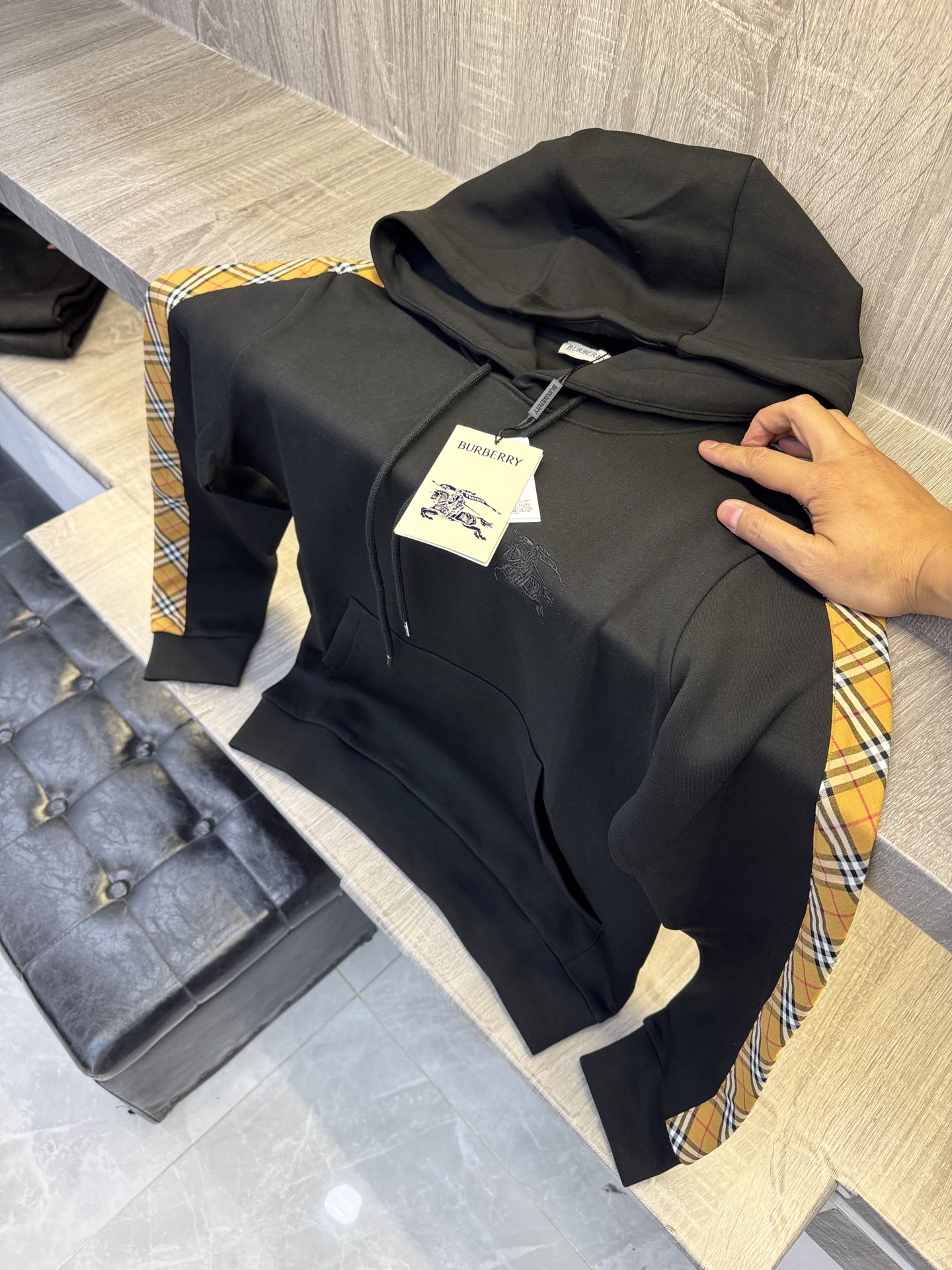 Burberry 巴宝莉 X 2026秋冬新款侧边格纹连帽卫衣,原版五金辅料完整复刻,高品质空气层面料,软糯挺括不易变形 Burberry 巴宝莉 X 2026秋冬新款侧边格纹连帽卫衣,原版五金辅料完整复刻,高品质空气层面料,软糯挺括不易变形
