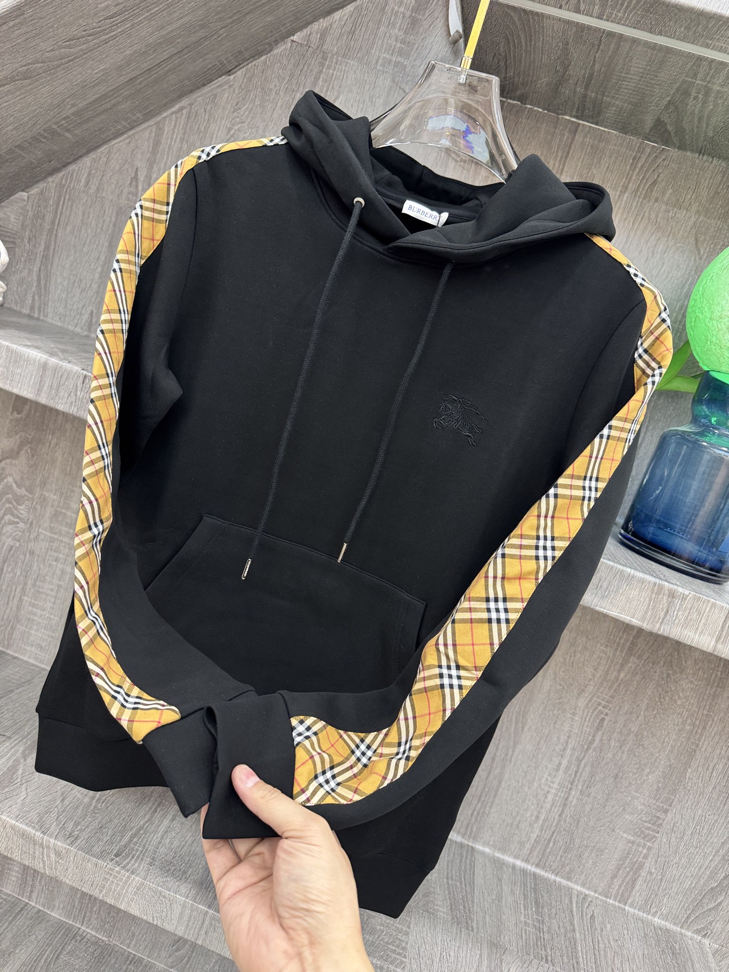 Burberry 巴宝莉 X 2026秋冬新款侧边格纹连帽卫衣,原版五金辅料完整复刻,高品质空气层面料,软糯挺括不易变形 Burberry 巴宝莉 X 2026秋冬新款侧边格纹连帽卫衣,原版五金辅料完整复刻,高品质空气层面料,软糯挺括不易变形