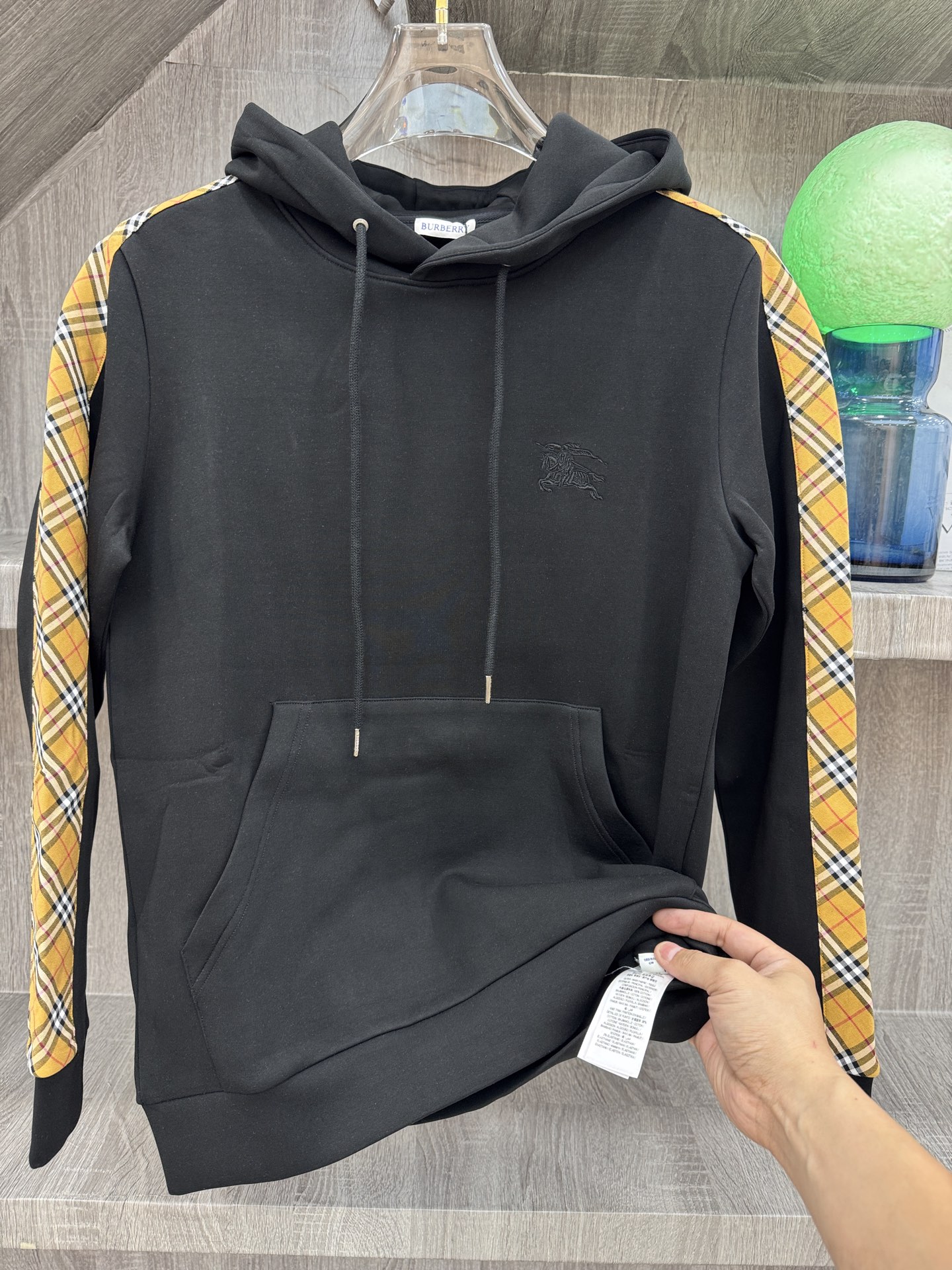 Burberry 巴宝莉 X 2026秋冬新款侧边格纹连帽卫衣,原版五金辅料完整复刻,高品质空气层面料,软糯挺括不易变形 Burberry 巴宝莉 X 2026秋冬新款侧边格纹连帽卫衣,原版五金辅料完整复刻,高品质空气层面料,软糯挺括不易变形