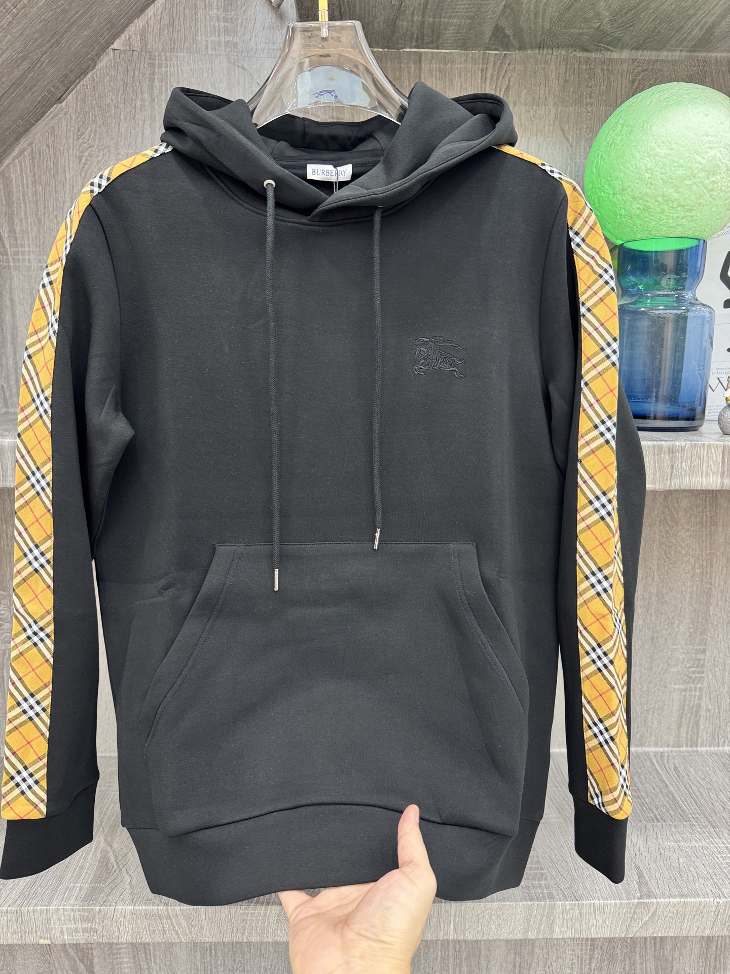 Burberry 巴宝莉 X 2026秋冬新款侧边格纹连帽卫衣,原版五金辅料完整复刻,高品质空气层面料,软糯挺括不易变形 Burberry 巴宝莉 X 2026秋冬新款侧边格纹连帽卫衣,原版五金辅料完整复刻,高品质空气层面料,软糯挺括不易变形