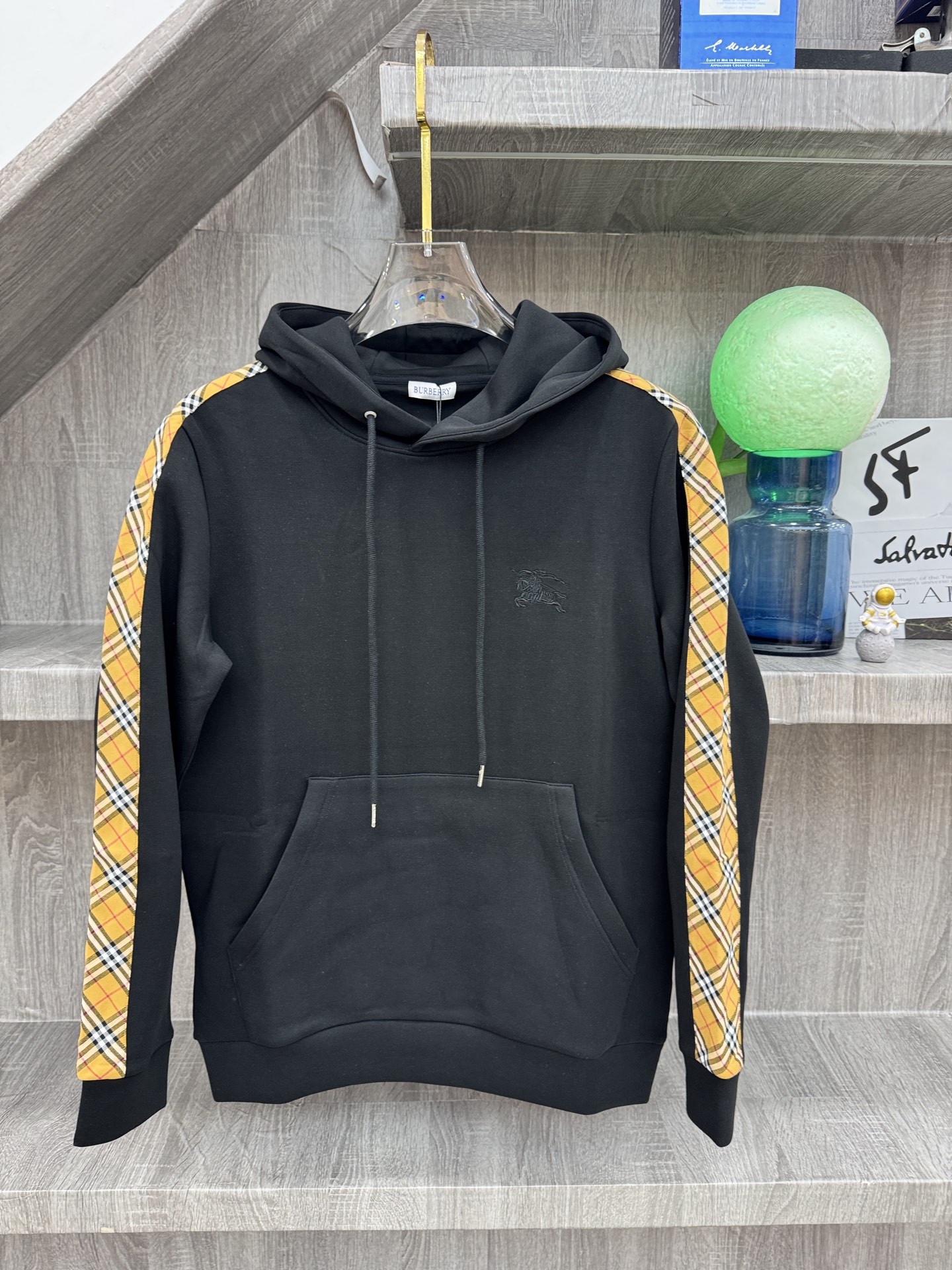 Burberry 巴宝莉 X 2026秋冬新款侧边格纹连帽卫衣,原版五金辅料完整复刻,高品质空气层面料,软糯挺括不易变形 Burberry 巴宝莉 X 2026秋冬新款侧边格纹连帽卫衣,原版五金辅料完整复刻,高品质空气层面料,软糯挺括不易变形