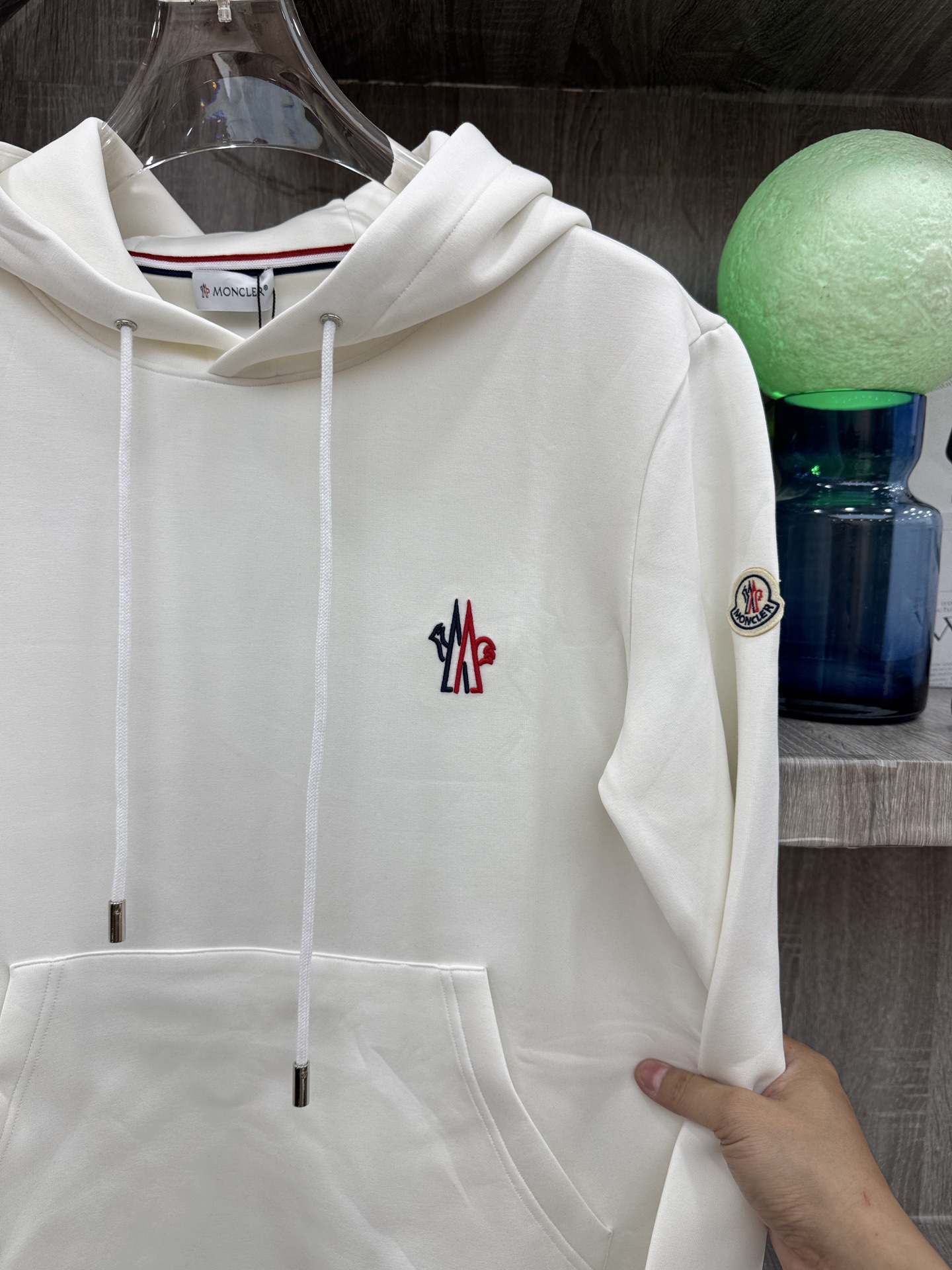 Moncler 蒙X口 2026秋冬新款连帽空气层卫衣✨原版辅料全套到位,高密空气层面料,上身挺括不易变形。胸前撞色刺绣 Moncler 蒙X口 2026秋冬新款连帽空气层卫衣✨原版辅料全套到位,高密空气层面料,上身挺括不易变形。胸前撞色刺绣