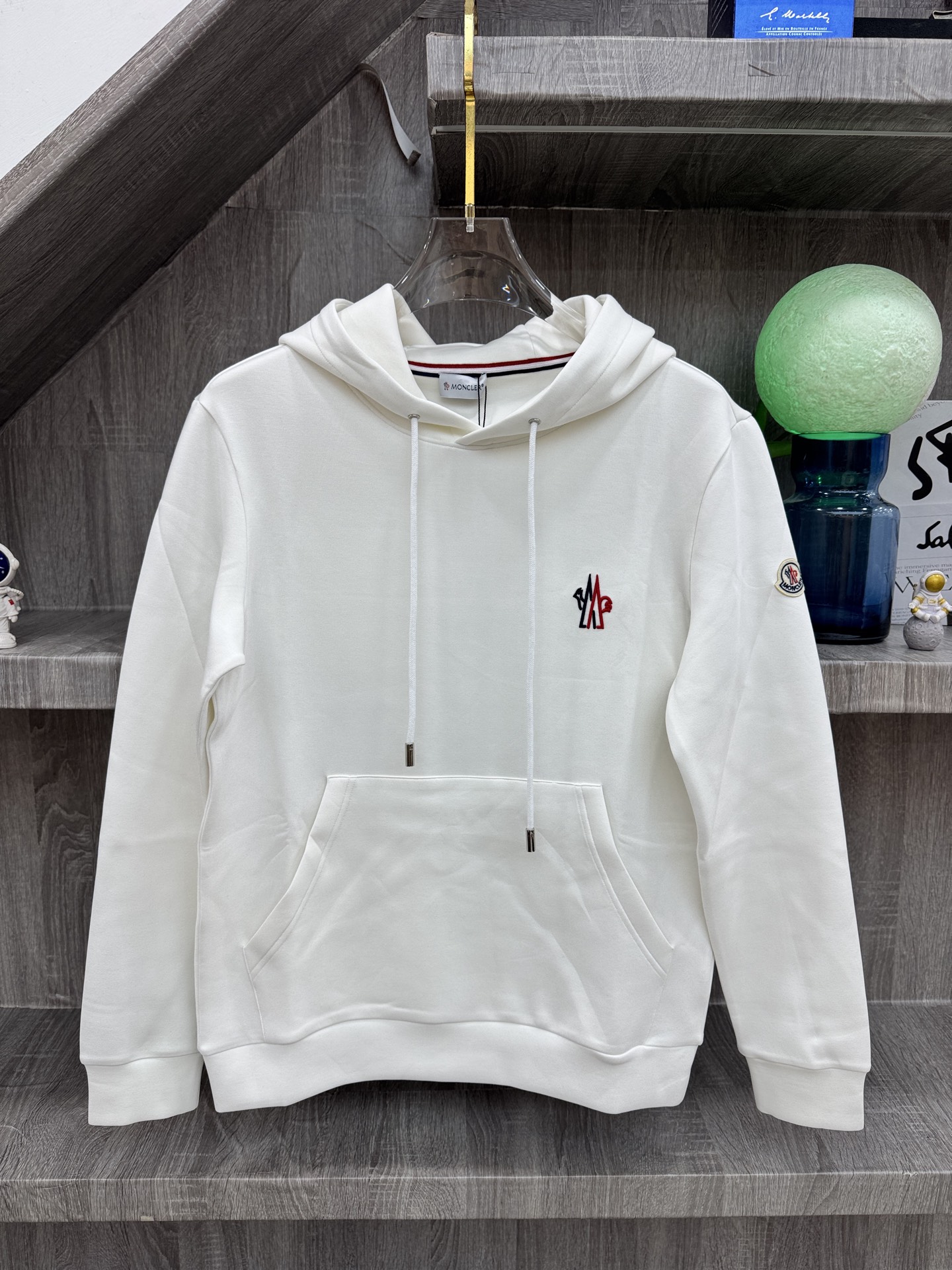 Moncler 蒙X口 2026秋冬新款连帽空气层卫衣✨原版辅料全套到位,高密空气层面料,上身挺括不易变形。胸前撞色刺绣 Moncler 蒙X口 2026秋冬新款连帽空气层卫衣✨原版辅料全套到位,高密空气层面料,上身挺括不易变形。胸前撞色刺绣