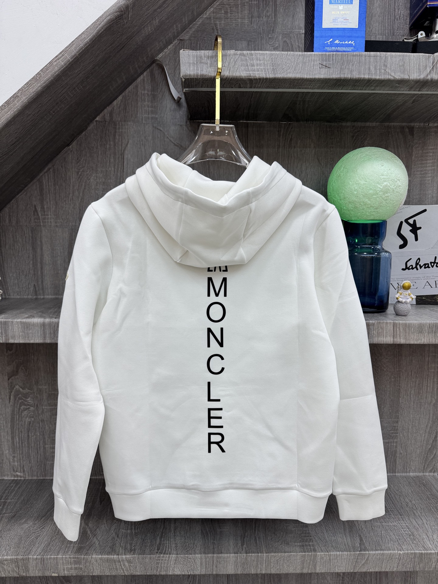 Moncler 蒙X口 2026秋冬新款连帽空气层卫衣✨原版辅料全套到位,高密空气层面料,上身挺括不易变形。胸前撞色刺绣 Moncler 蒙X口 2026秋冬新款连帽空气层卫衣✨原版辅料全套到位,高密空气层面料,上身挺括不易变形。胸前撞色刺绣