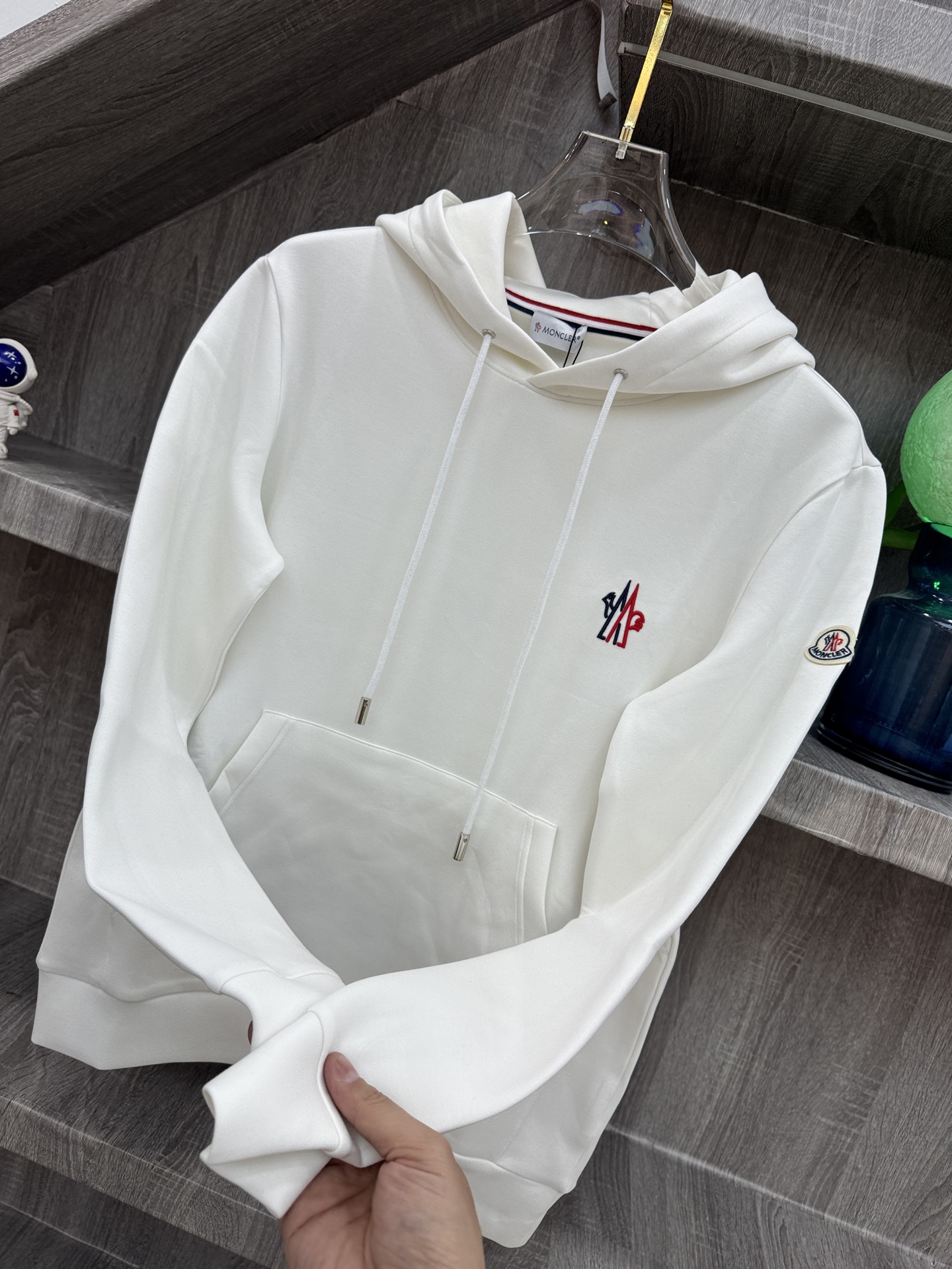 Moncler 蒙X口 2026秋冬新款连帽空气层卫衣✨原版辅料全套到位,高密空气层面料,上身挺括不易变形。胸前撞色刺绣 Moncler 蒙X口 2026秋冬新款连帽空气层卫衣✨原版辅料全套到位,高密空气层面料,上身挺括不易变形。胸前撞色刺绣