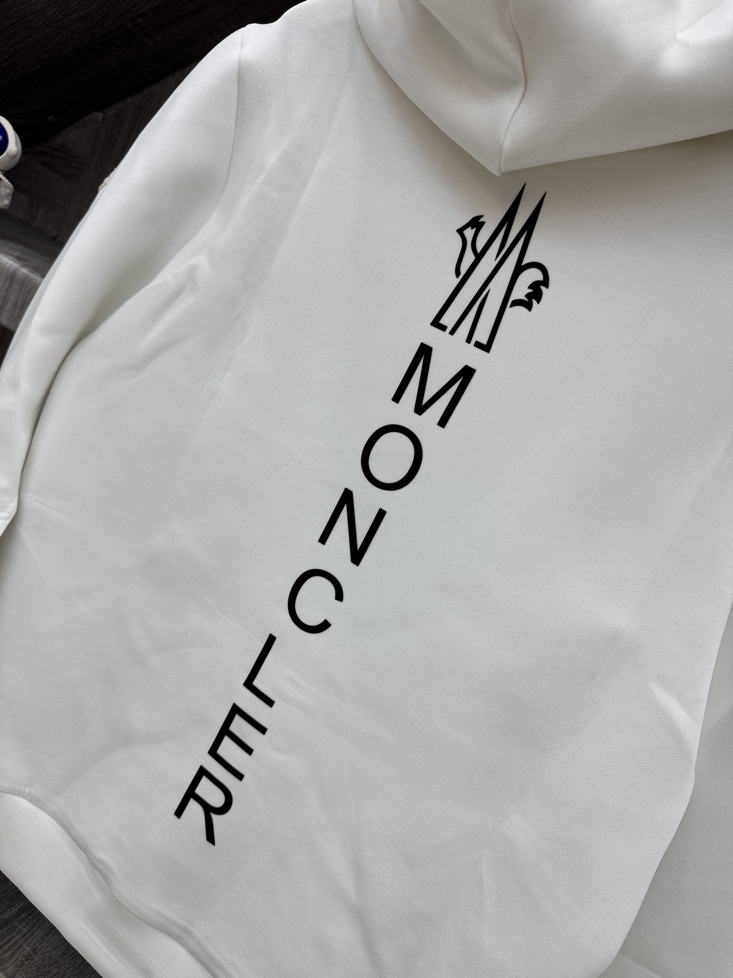 Moncler 蒙X口 2026秋冬新款连帽空气层卫衣✨原版辅料全套到位,高密空气层面料,上身挺括不易变形。胸前撞色刺绣 Moncler 蒙X口 2026秋冬新款连帽空气层卫衣✨原版辅料全套到位,高密空气层面料,上身挺括不易变形。胸前撞色刺绣
