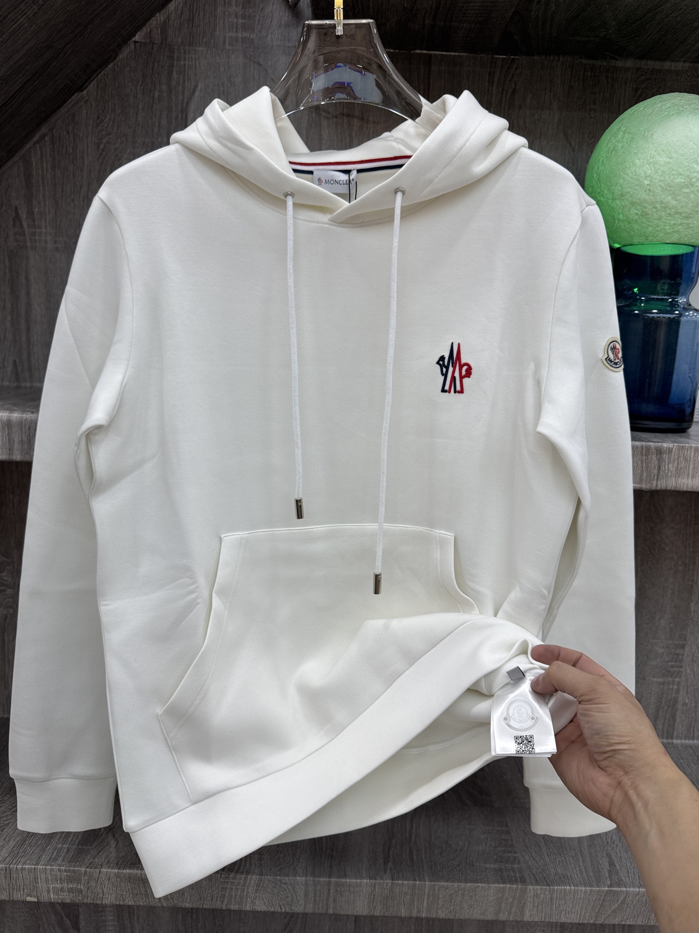Moncler 蒙X口 2026秋冬新款连帽空气层卫衣✨原版辅料全套到位,高密空气层面料,上身挺括不易变形。胸前撞色刺绣 Moncler 蒙X口 2026秋冬新款连帽空气层卫衣✨原版辅料全套到位,高密空气层面料,上身挺括不易变形。胸前撞色刺绣
