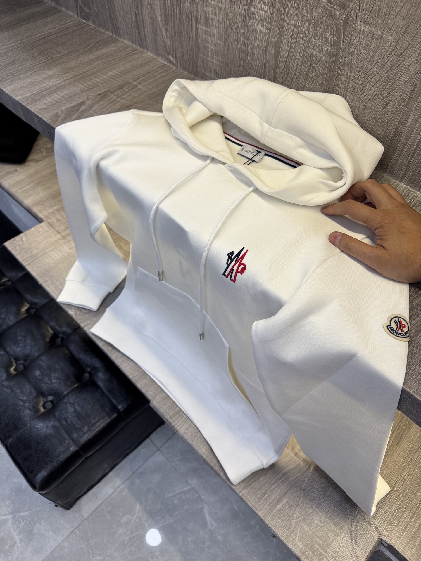 Moncler 蒙X口 2026秋冬新款连帽空气层卫衣✨原版辅料全套到位,高密空气层面料,上身挺括不易变形。胸前撞色刺绣 Moncler 蒙X口 2026秋冬新款连帽空气层卫衣✨原版辅料全套到位,高密空气层面料,上身挺括不易变形。胸前撞色刺绣