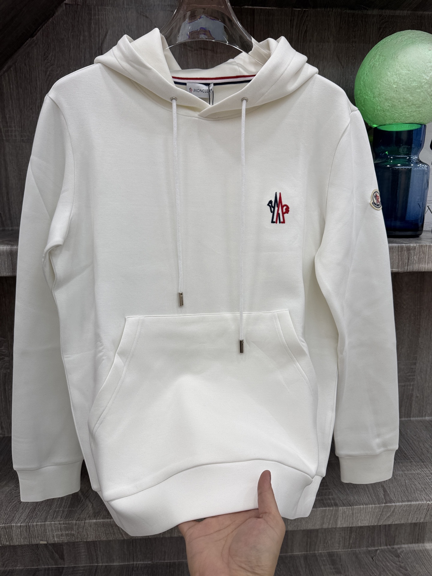 Moncler 蒙X口 2026秋冬新款连帽空气层卫衣✨原版辅料全套到位,高密空气层面料,上身挺括不易变形。胸前撞色刺绣 Moncler 蒙X口 2026秋冬新款连帽空气层卫衣✨原版辅料全套到位,高密空气层面料,上身挺括不易变形。胸前撞色刺绣