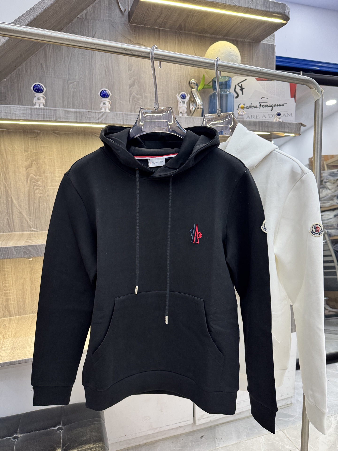 Moncler 蒙X口 2026秋冬新款连帽空气层卫衣✨原版辅料全套到位，高密空气层面料，上身挺括不易变形。胸前撞色刺绣