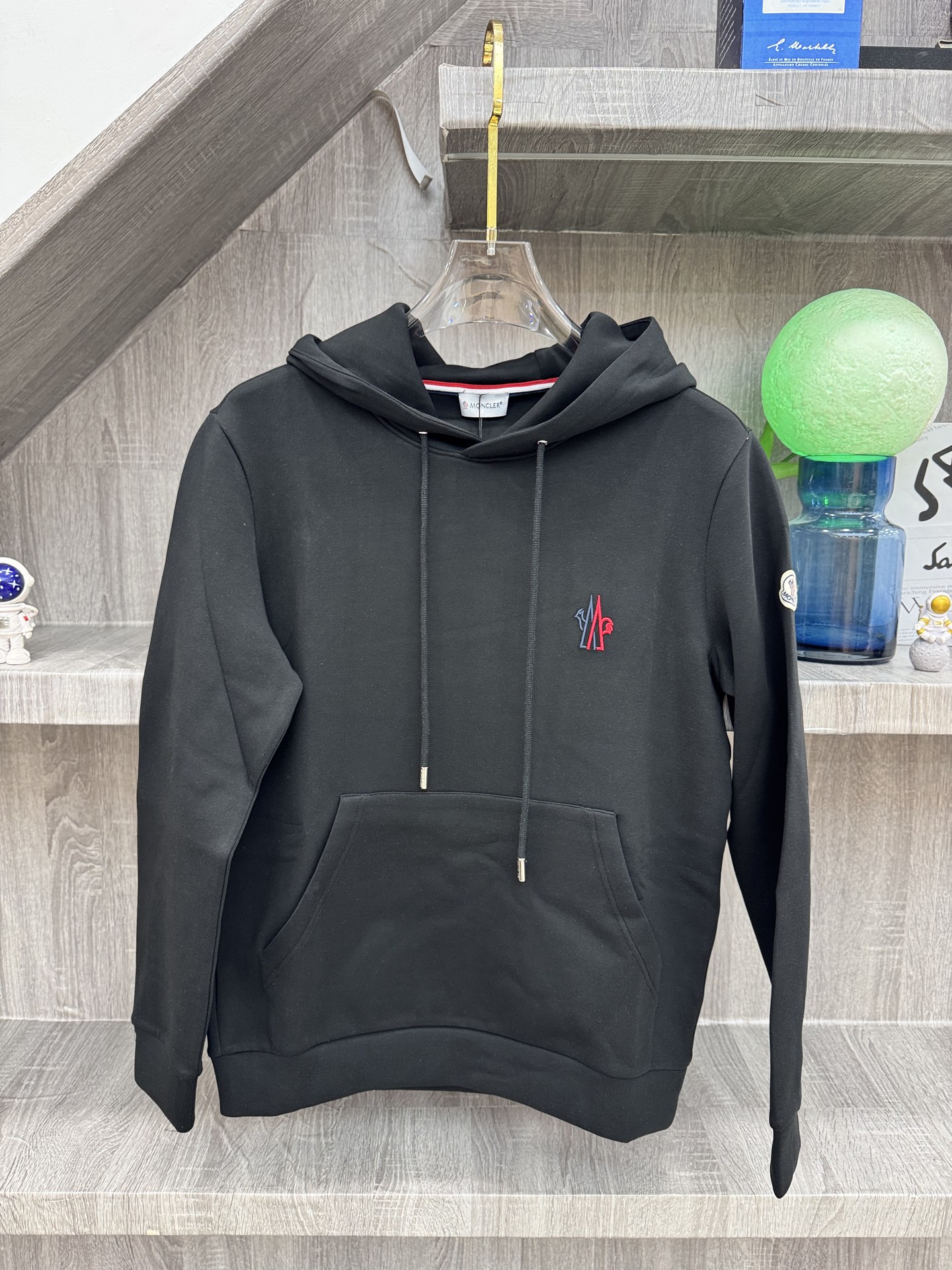 Moncler 蒙X口 2026秋冬新款连帽空气层卫衣✨原版辅料全套到位,高密空气层面料,上身挺括不易变形。胸前撞色刺绣 Moncler 蒙X口 2026秋冬新款连帽空气层卫衣✨原版辅料全套到位,高密空气层面料,上身挺括不易变形。胸前撞色刺绣
