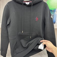 Moncler 蒙X口 2026秋冬新款连帽空气层卫衣✨原版辅料全套到位,高密空气层面料,上身挺括不易变形。胸前撞色刺绣 Moncler 蒙X口 2026秋冬新款连帽空气层卫衣✨原版辅料全套到位,高密空气层面料,上身挺括不易变形。胸前撞色刺绣