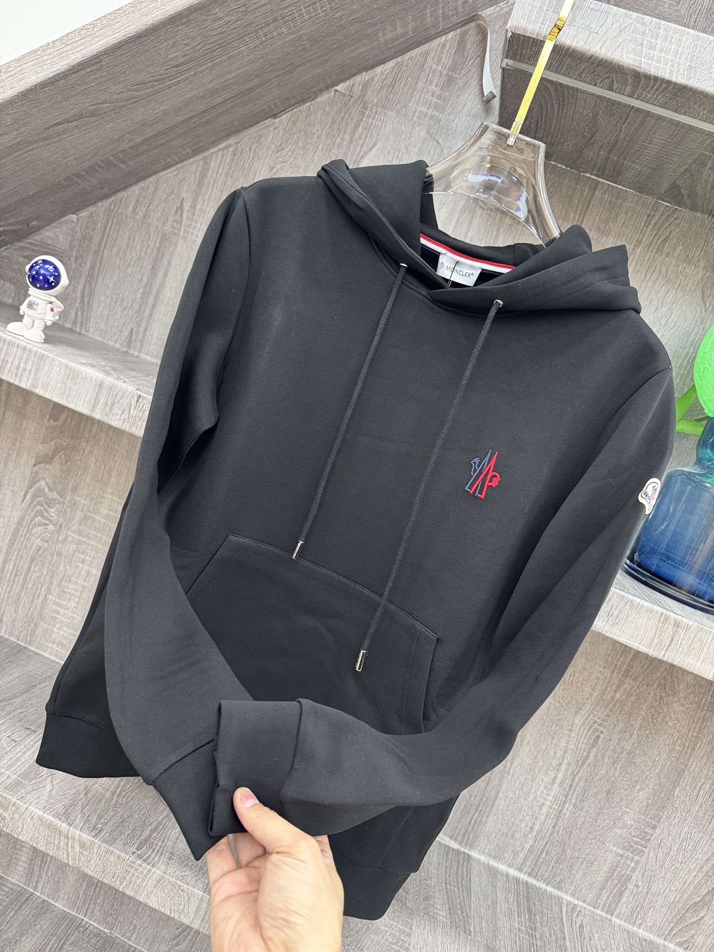 Moncler 蒙X口 2026秋冬新款连帽空气层卫衣✨原版辅料全套到位,高密空气层面料,上身挺括不易变形。胸前撞色刺绣 Moncler 蒙X口 2026秋冬新款连帽空气层卫衣✨原版辅料全套到位,高密空气层面料,上身挺括不易变形。胸前撞色刺绣