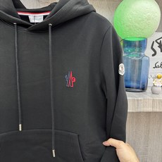 Moncler 蒙X口 2026秋冬新款连帽空气层卫衣✨原版辅料全套到位,高密空气层面料,上身挺括不易变形。胸前撞色刺绣 Moncler 蒙X口 2026秋冬新款连帽空气层卫衣✨原版辅料全套到位,高密空气层面料,上身挺括不易变形。胸前撞色刺绣