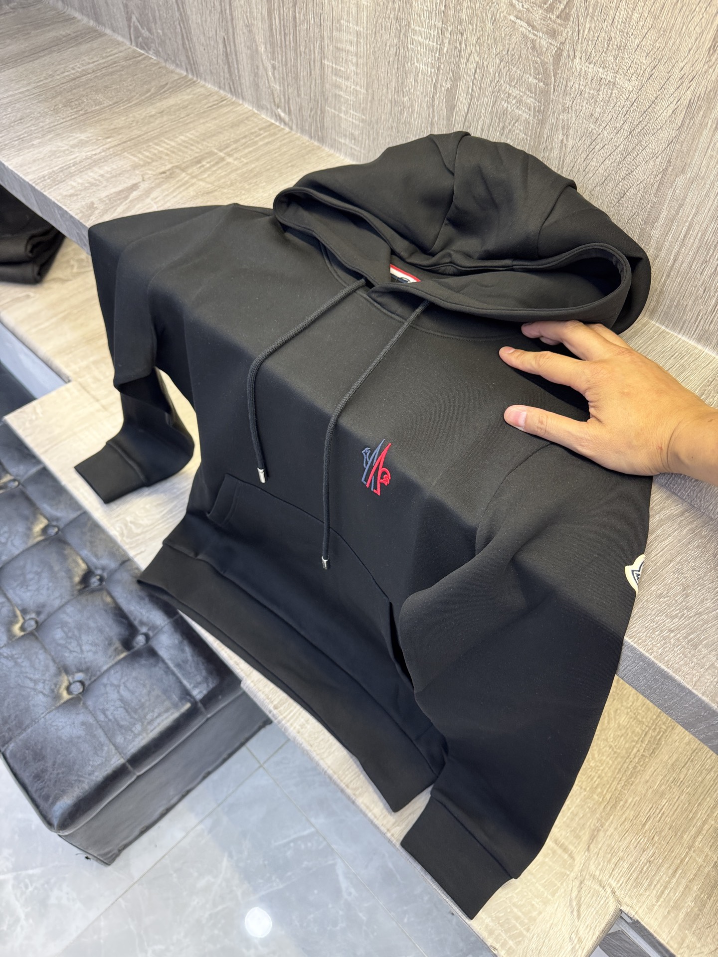 Moncler 蒙X口 2026秋冬新款连帽空气层卫衣✨原版辅料全套到位,高密空气层面料,上身挺括不易变形。胸前撞色刺绣 Moncler 蒙X口 2026秋冬新款连帽空气层卫衣✨原版辅料全套到位,高密空气层面料,上身挺括不易变形。胸前撞色刺绣