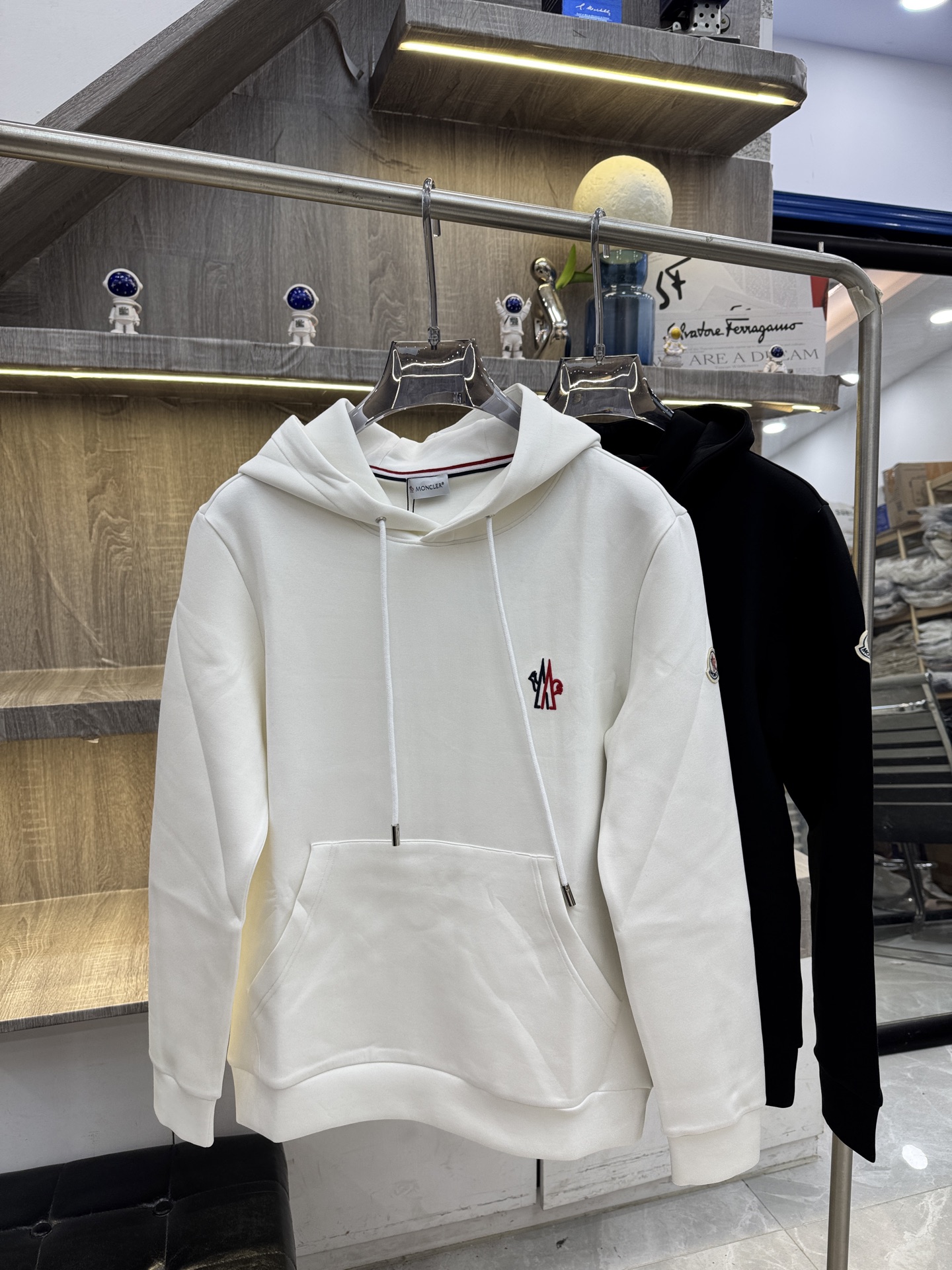 Moncler 蒙X口 2026秋冬新款连帽空气层卫衣✨原版辅料全套到位，高密空气层面料，上身挺括不易变形。胸前撞色刺绣