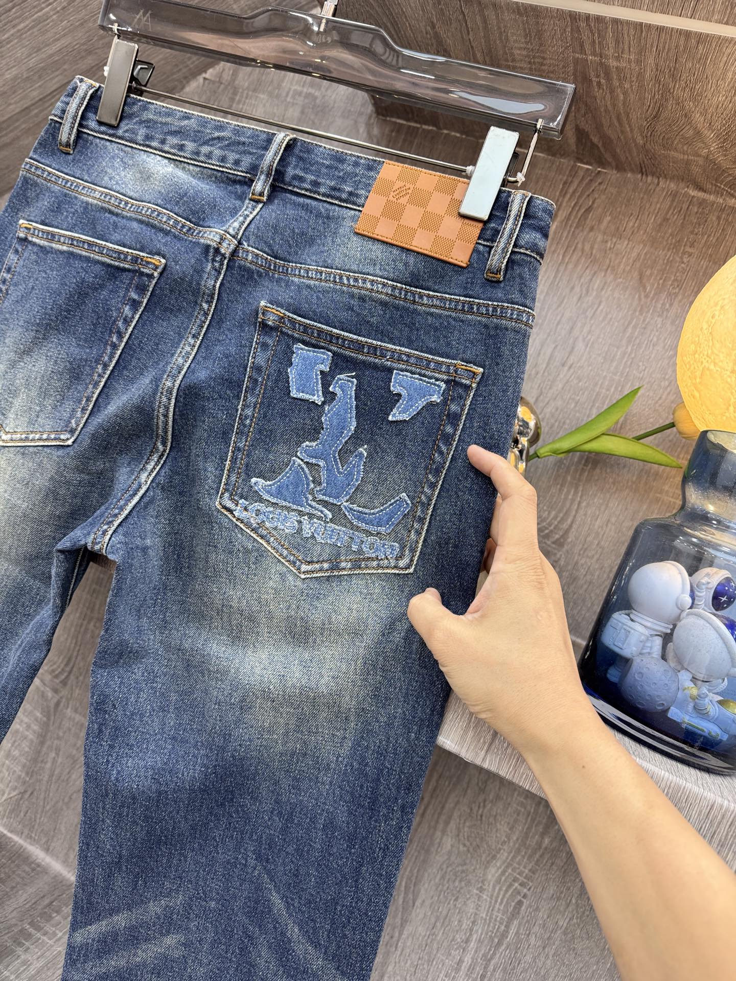 L*V驴牌 26秋冬👖微修身弹力牛仔裤!👖经典蓝专柜年年必不可缺的爆款 旧蓝水洗色调,磨白层次自然高级,告别死板单色,复 L*V驴牌 26秋冬👖微修身弹力牛仔裤!👖经典蓝专柜年年必不可缺的爆款 旧蓝水洗色调,磨白层次自然高级,告别死板单色,复