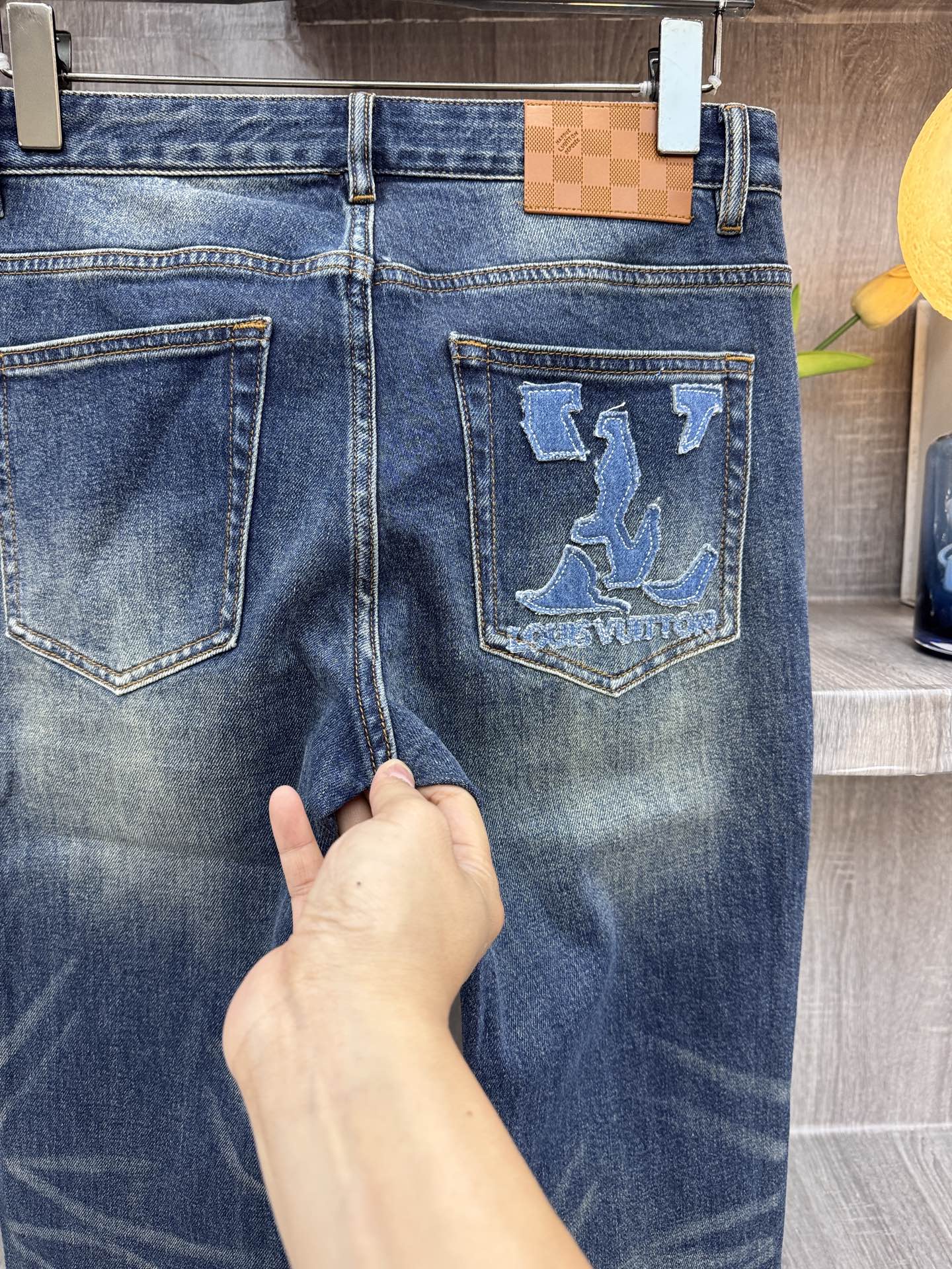 L*V驴牌 26秋冬👖微修身弹力牛仔裤!👖经典蓝专柜年年必不可缺的爆款 旧蓝水洗色调,磨白层次自然高级,告别死板单色,复 L*V驴牌 26秋冬👖微修身弹力牛仔裤!👖经典蓝专柜年年必不可缺的爆款 旧蓝水洗色调,磨白层次自然高级,告别死板单色,复