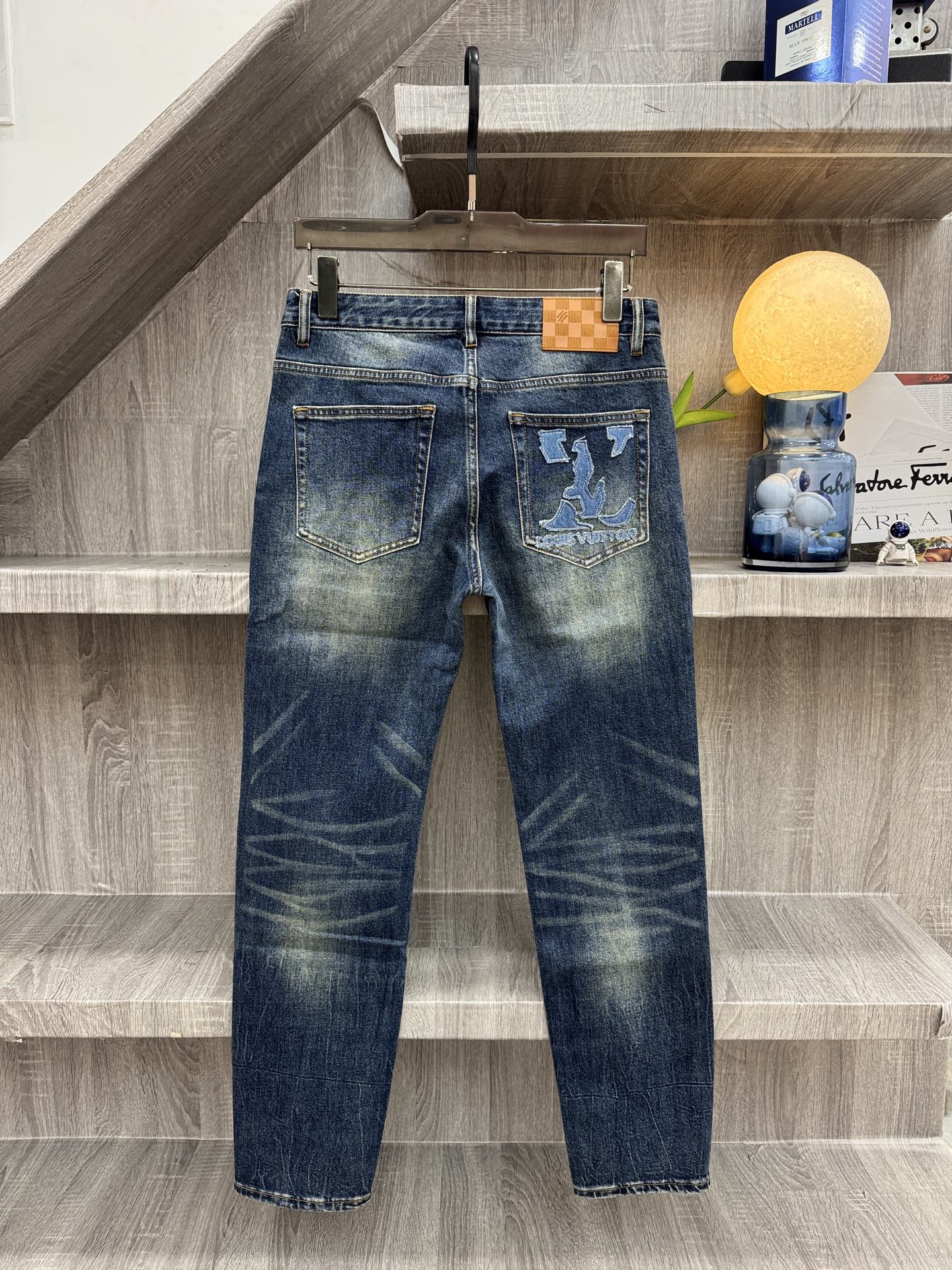 L*V驴牌 26秋冬👖微修身弹力牛仔裤!👖经典蓝专柜年年必不可缺的爆款 旧蓝水洗色调,磨白层次自然高级,告别死板单色,复 L*V驴牌 26秋冬👖微修身弹力牛仔裤!👖经典蓝专柜年年必不可缺的爆款 旧蓝水洗色调,磨白层次自然高级,告别死板单色,复