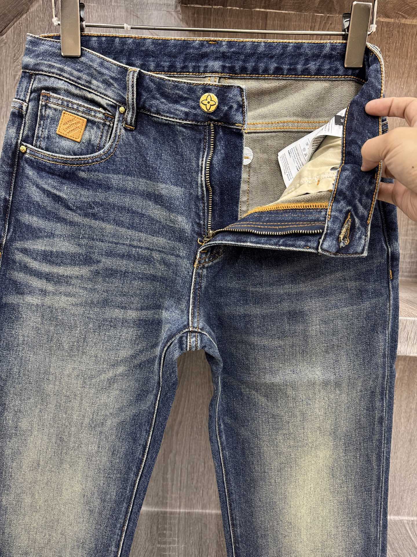 L*V驴牌 26秋冬👖微修身弹力牛仔裤!👖经典蓝专柜年年必不可缺的爆款 旧蓝水洗色调,磨白层次自然高级,告别死板单色,复 L*V驴牌 26秋冬👖微修身弹力牛仔裤!👖经典蓝专柜年年必不可缺的爆款 旧蓝水洗色调,磨白层次自然高级,告别死板单色,复