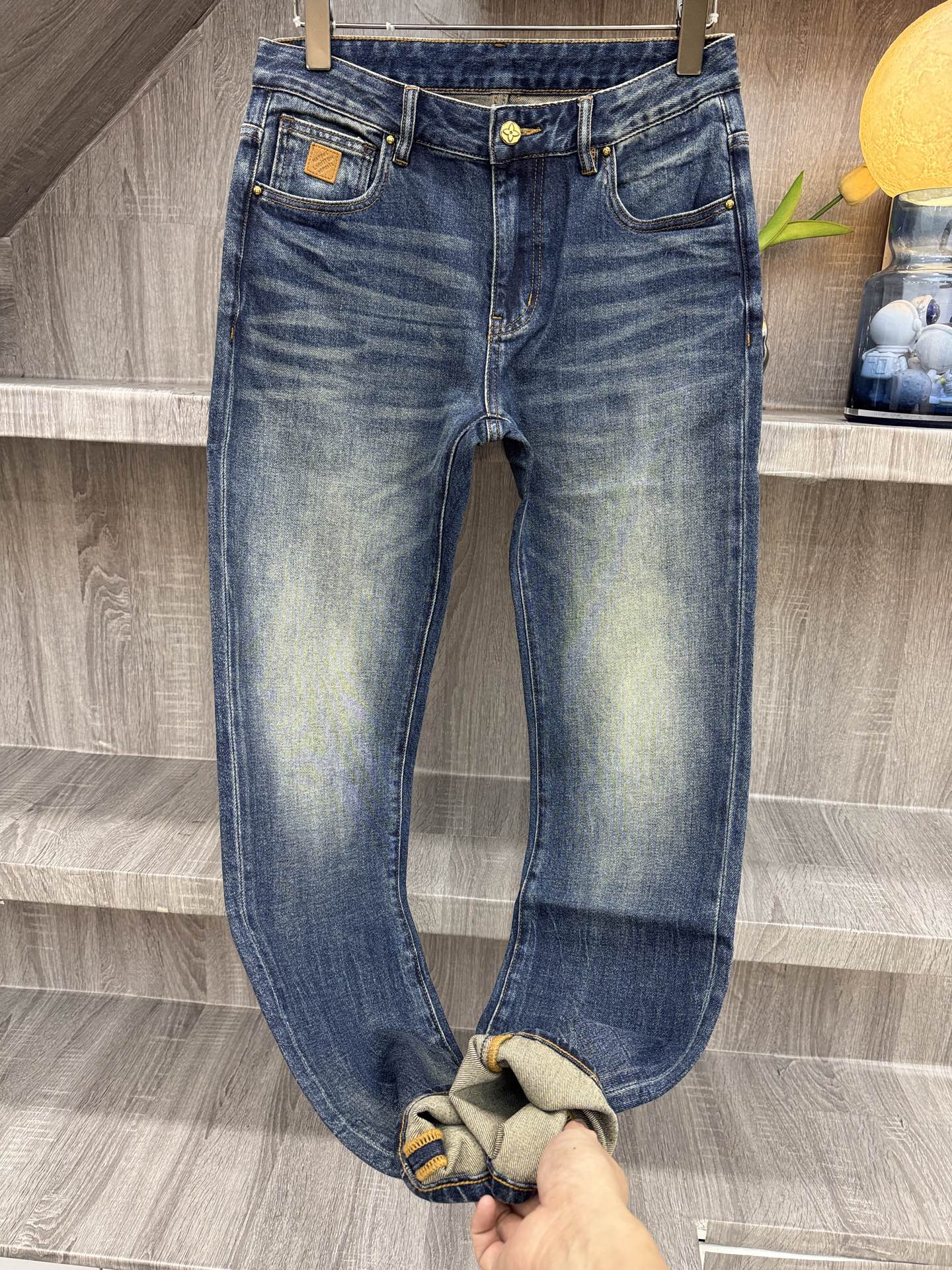 L*V驴牌 26秋冬👖微修身弹力牛仔裤!👖经典蓝专柜年年必不可缺的爆款 旧蓝水洗色调,磨白层次自然高级,告别死板单色,复 L*V驴牌 26秋冬👖微修身弹力牛仔裤!👖经典蓝专柜年年必不可缺的爆款 旧蓝水洗色调,磨白层次自然高级,告别死板单色,复