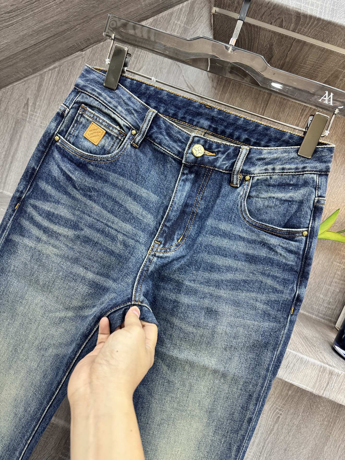 L*V驴牌 26秋冬👖微修身弹力牛仔裤!👖经典蓝专柜年年必不可缺的爆款 旧蓝水洗色调,磨白层次自然高级,告别死板单色,复 L*V驴牌 26秋冬👖微修身弹力牛仔裤!👖经典蓝专柜年年必不可缺的爆款 旧蓝水洗色调,磨白层次自然高级,告别死板单色,复