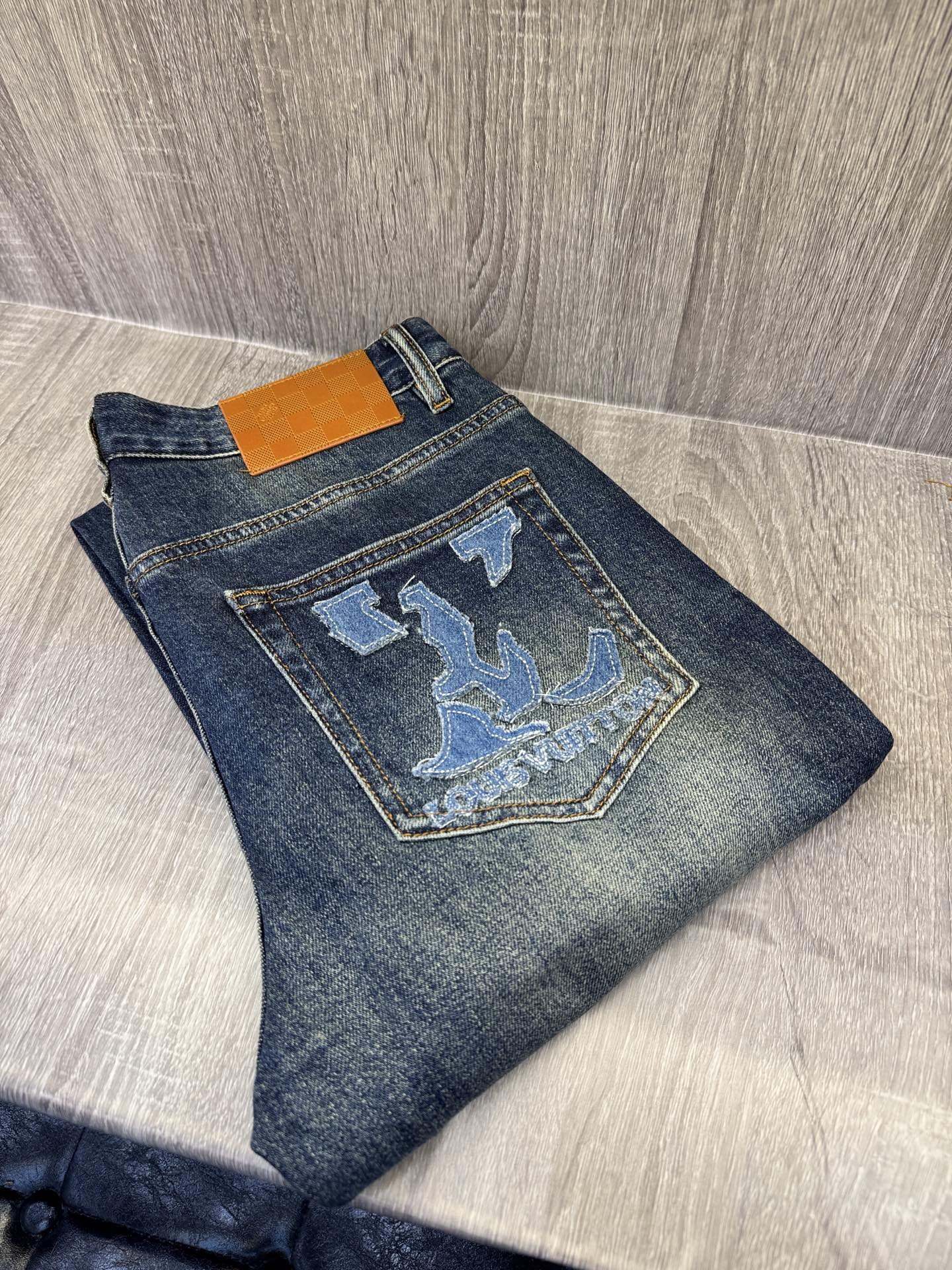 L*V驴牌 26秋冬👖微修身弹力牛仔裤!👖经典蓝专柜年年必不可缺的爆款 旧蓝水洗色调,磨白层次自然高级,告别死板单色,复 L*V驴牌 26秋冬👖微修身弹力牛仔裤!👖经典蓝专柜年年必不可缺的爆款 旧蓝水洗色调,磨白层次自然高级,告别死板单色,复