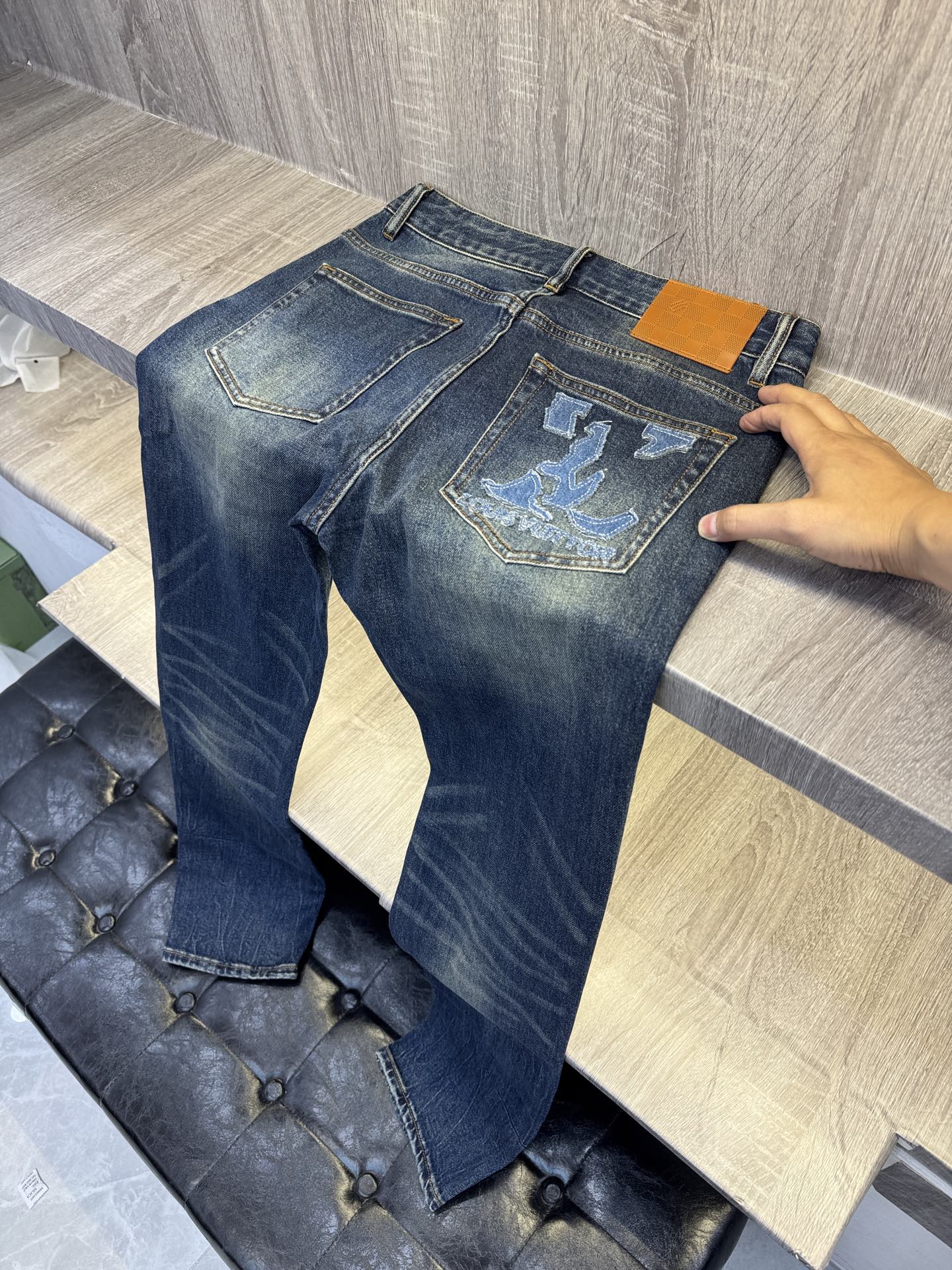 L*V驴牌 26秋冬👖微修身弹力牛仔裤!👖经典蓝专柜年年必不可缺的爆款 旧蓝水洗色调,磨白层次自然高级,告别死板单色,复 L*V驴牌 26秋冬👖微修身弹力牛仔裤!👖经典蓝专柜年年必不可缺的爆款 旧蓝水洗色调,磨白层次自然高级,告别死板单色,复